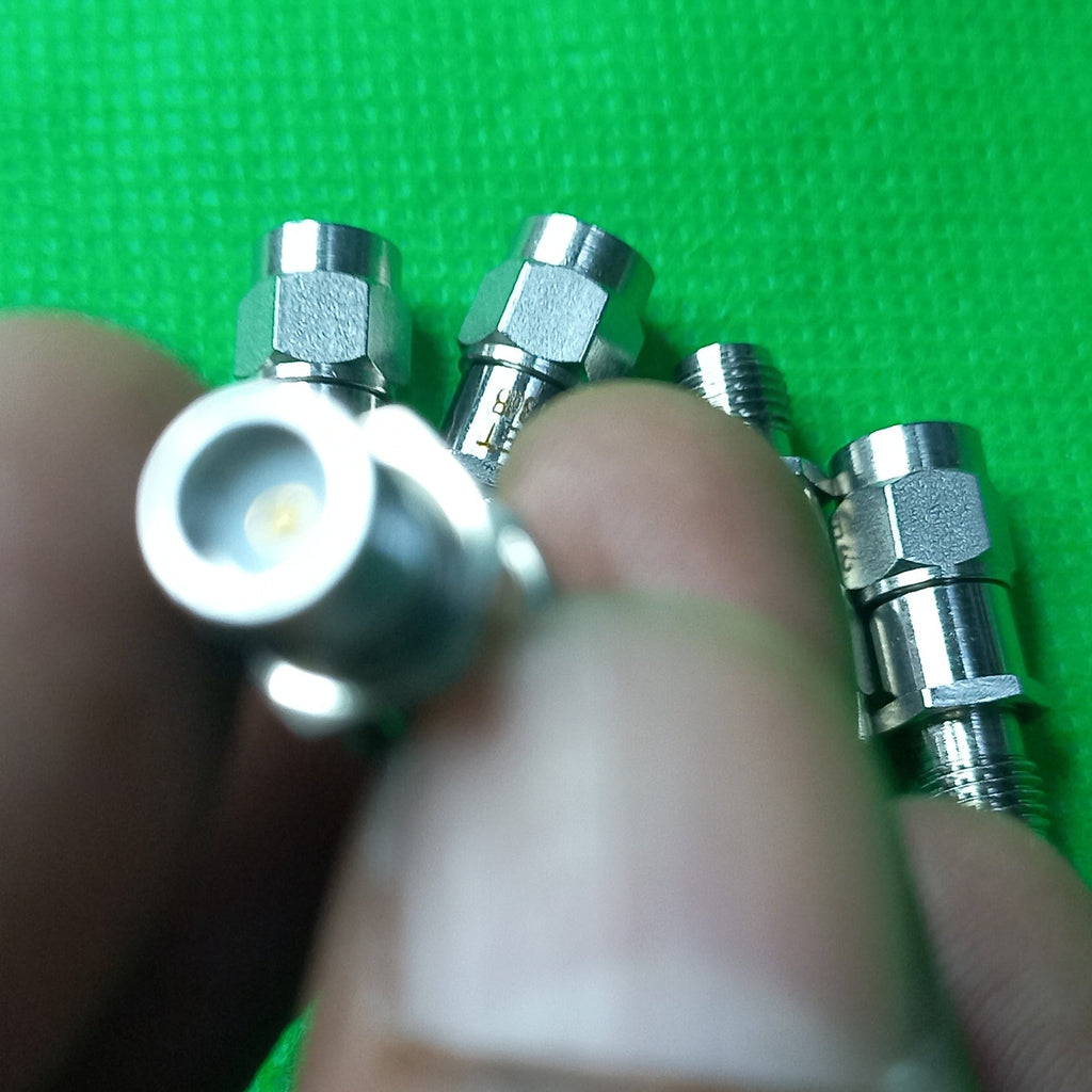 • Frequency Range: DC – 18 GHz
• Attenuation: 3 dB 
18AH-03 | 18AH-3db-Attenuator