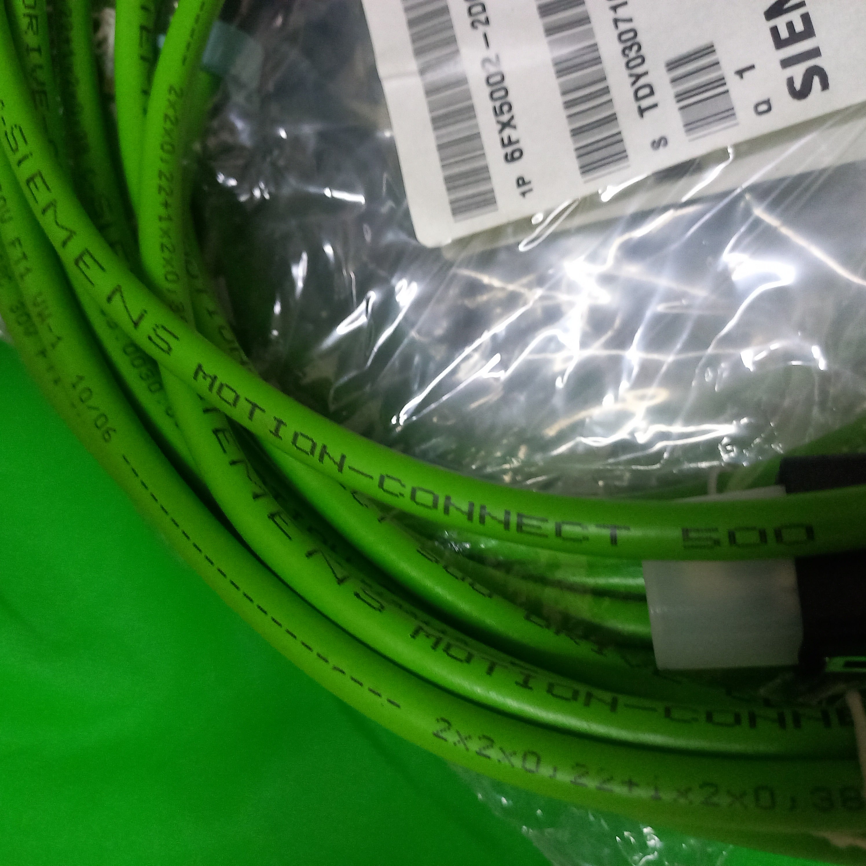 SIemens Motion connect 500 Clear marking on cable shows the ORIGINAL cable for 6FX 5002-2DC10-1AG0 Siemens Signal 6meter
Type of connection cable engine side RJ45 DRIVE-CLiQ
Type of connection cable converter side DRIVE-CLiQ RJ45

