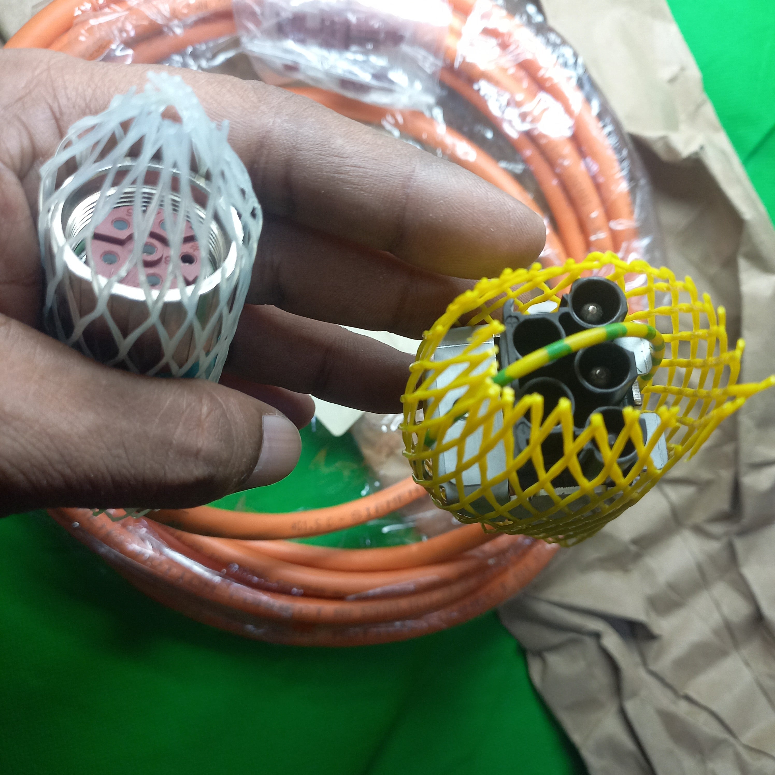 Engine side and amplifier sinamics side connector seen in this photo power cable 6FX5002-5CS01-1AE0