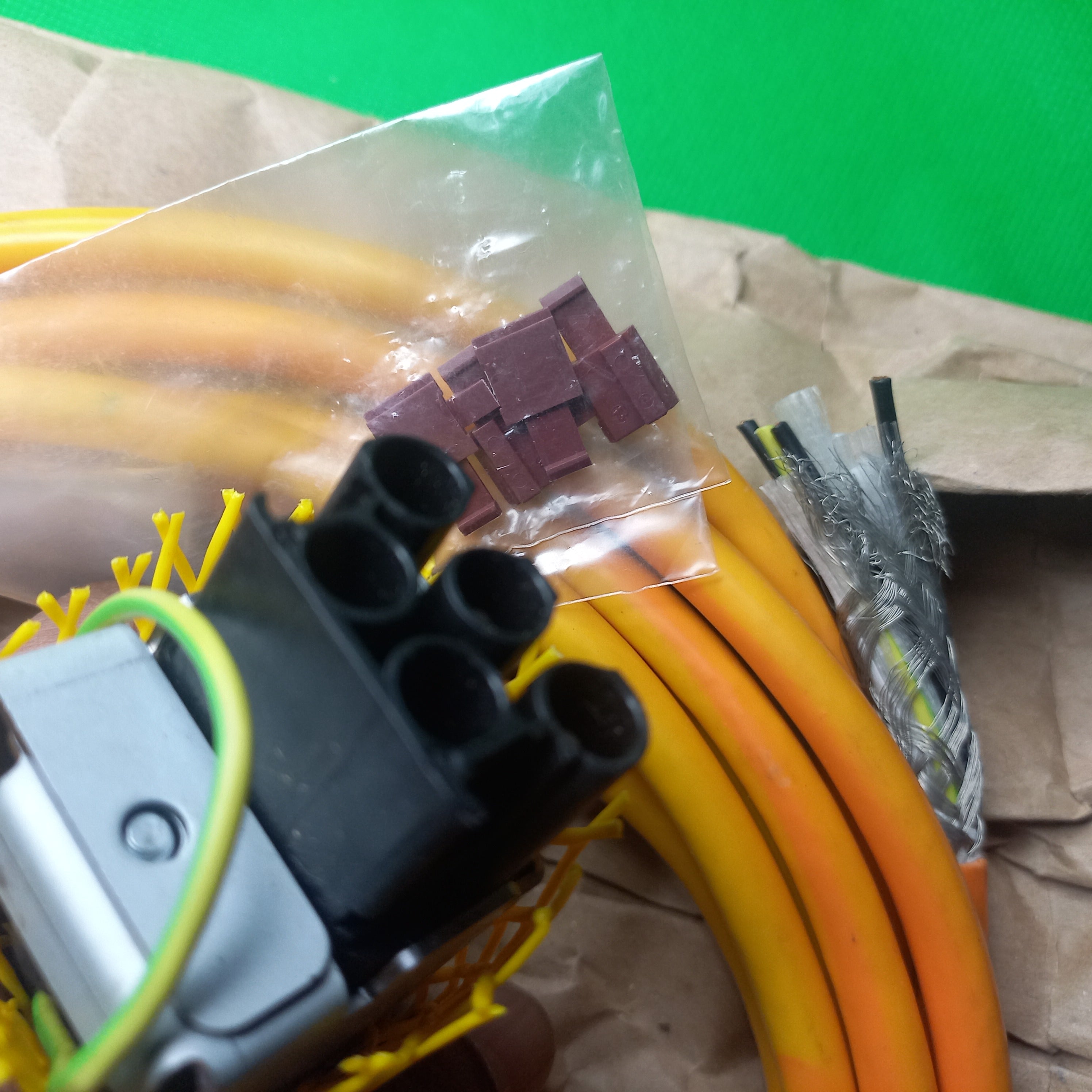 6FX5002-5CS02-1AE0 connector and  accessories with the cable, Open wire end / Sinamics connector visible