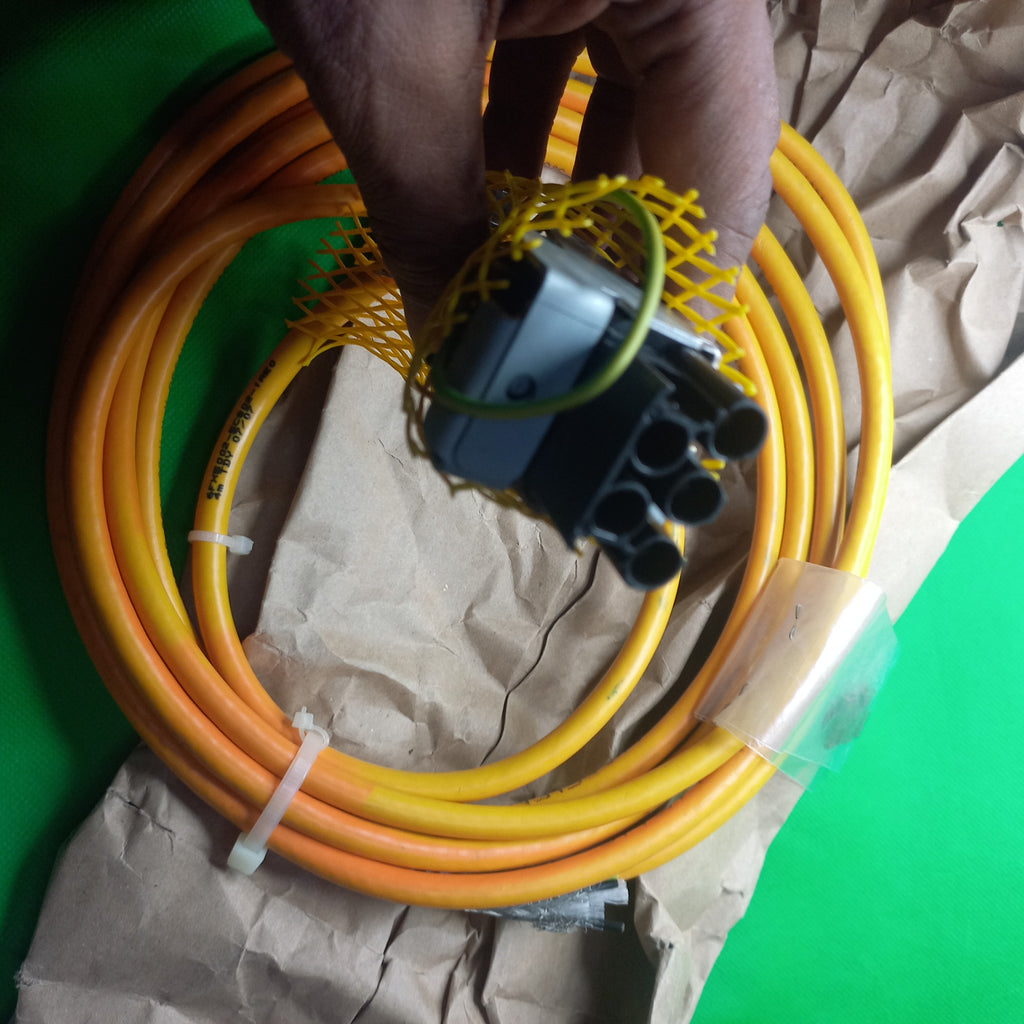 Preassembled power cable shows connectdor at amplifiwr side 6FX5002-5CS02-1AE0