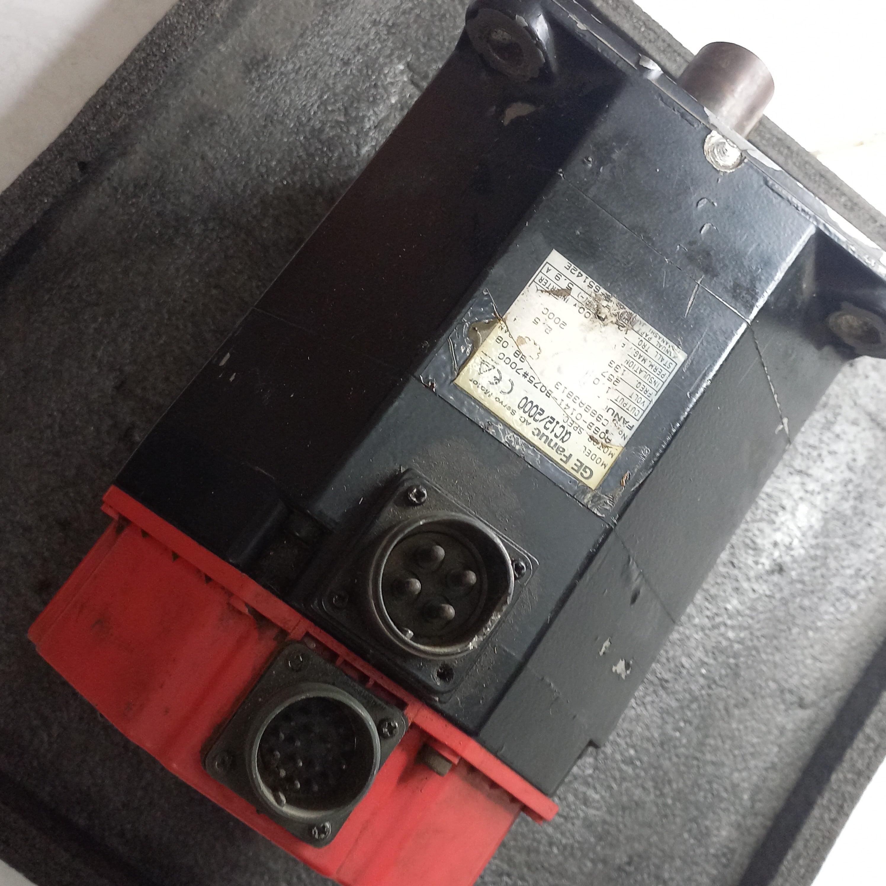 Front view with specification sticker and connector showing of GE Fanuc AC Servo Motor 
Alpha C12/2000
Motor Spec. A06B-0141-B075#7000
