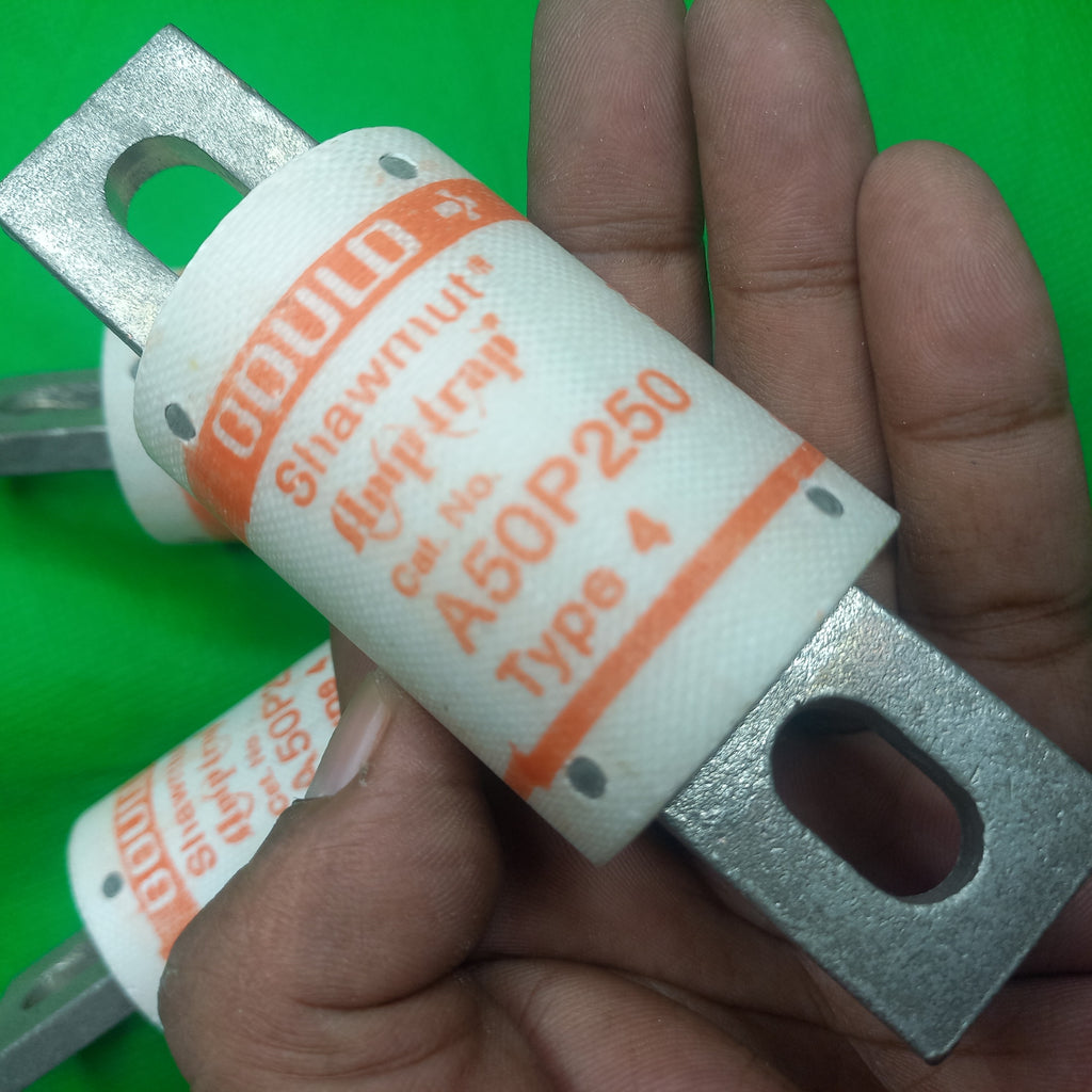 AmpTrap fuses for DC drives front photo A50P250 Gould Shawmut AmpTrap type 4
38.1 mm dia 110.2Long | High Speed Fuse, Blade | Bolted | AC/DC | High Speed Fuse Amp-Trap® A50P 500VAC 450VDC 250A Blade