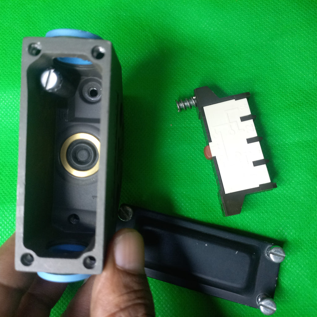 shows inside Contact Element here fitted inside the Balluff BNS0013 _ Mechanical Cam Switches BNS 819-FR-60-101