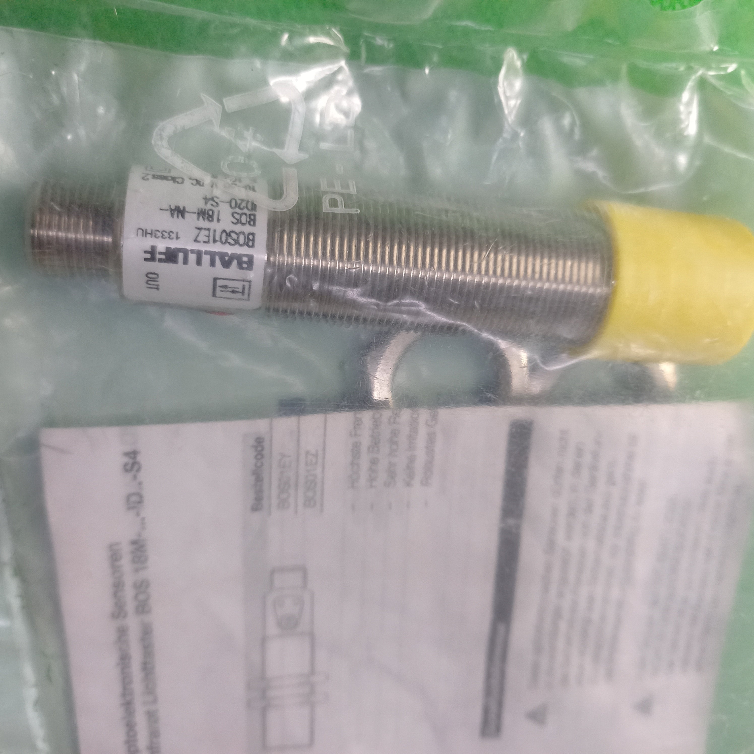 Specification sticker on Balluff BOS01EZ, BOS 18M-NA-ID20-S4, Sn=800mm
