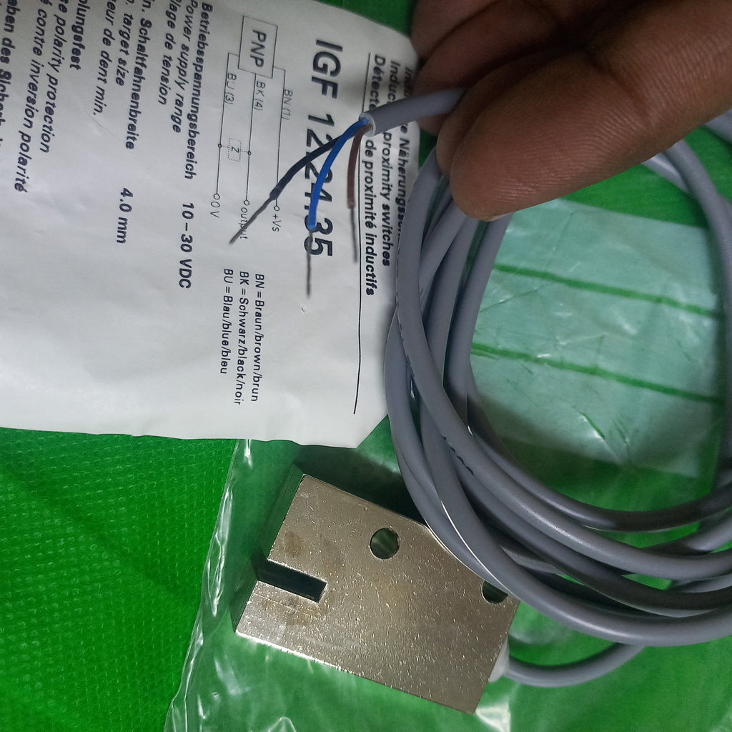 Wire output Baumer Inductive Proximity Switch IGF 12.24.35 PNP, Target size 4mm, Cable 2 meter.