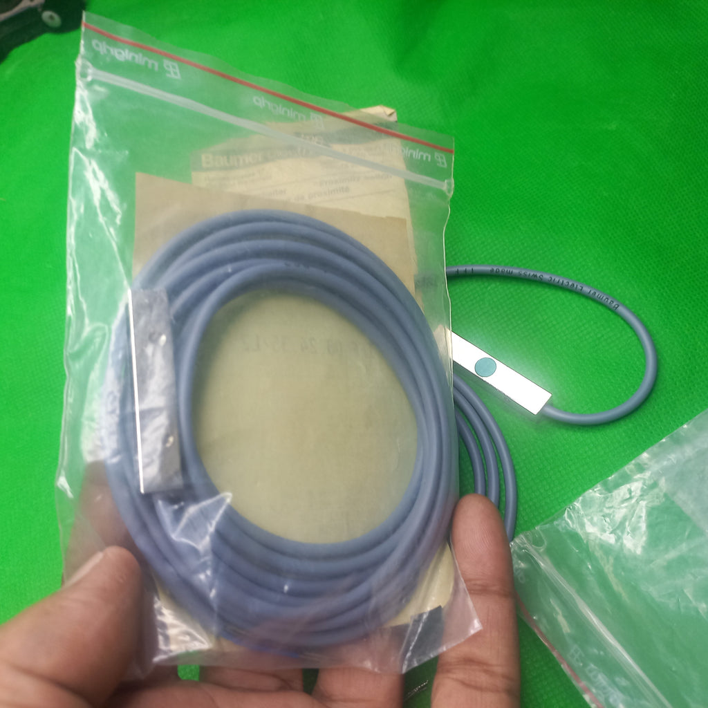 Unobxing view of packet Baumer IFF 08.24.35/L2