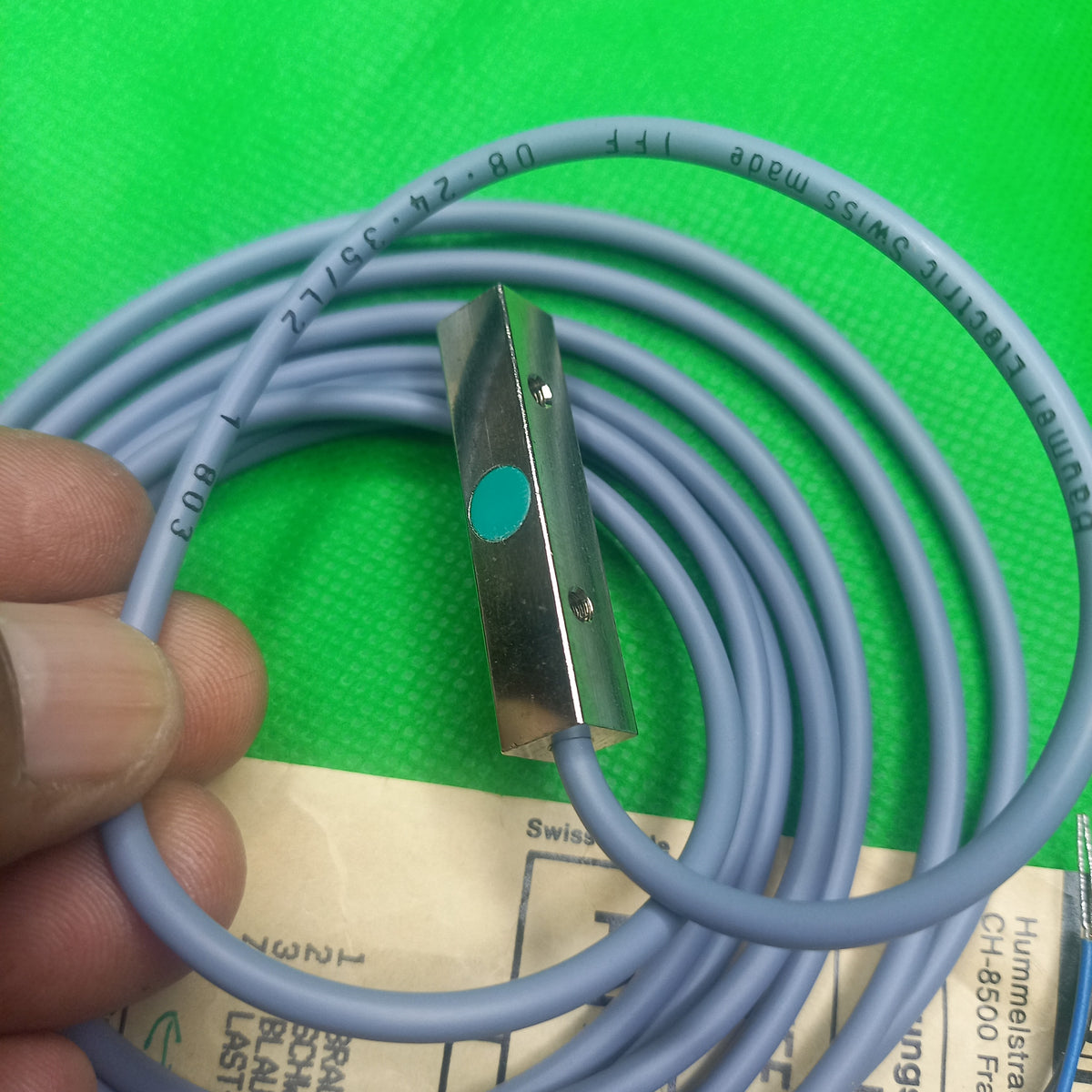 sensing face/ mounting face in one picture plus Marking on sensor cable original baumer Baumer IFF 08.24.35/L2