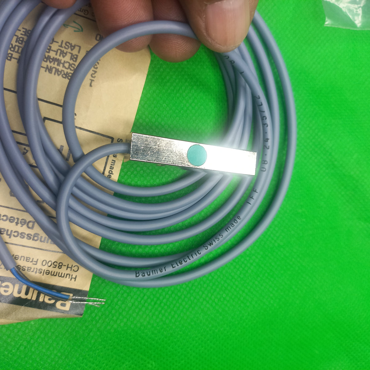 Mounting face and sensor face of  Baumer IFF 08.24.35/L2 and check marking on CABLE 