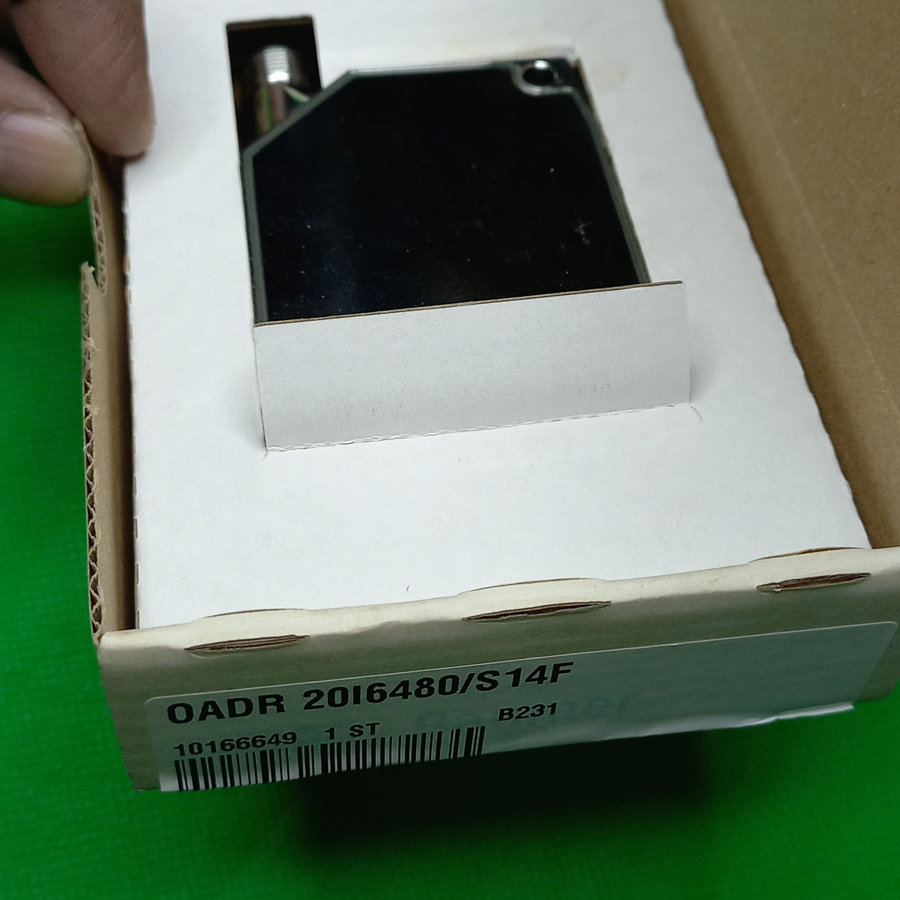 Inside the box with specification sticker on Box Visible for 0ADR sensor Baumer Distance sensor 0ADR20 (Laser, variable sensing range) OADR 20i6480/S14F