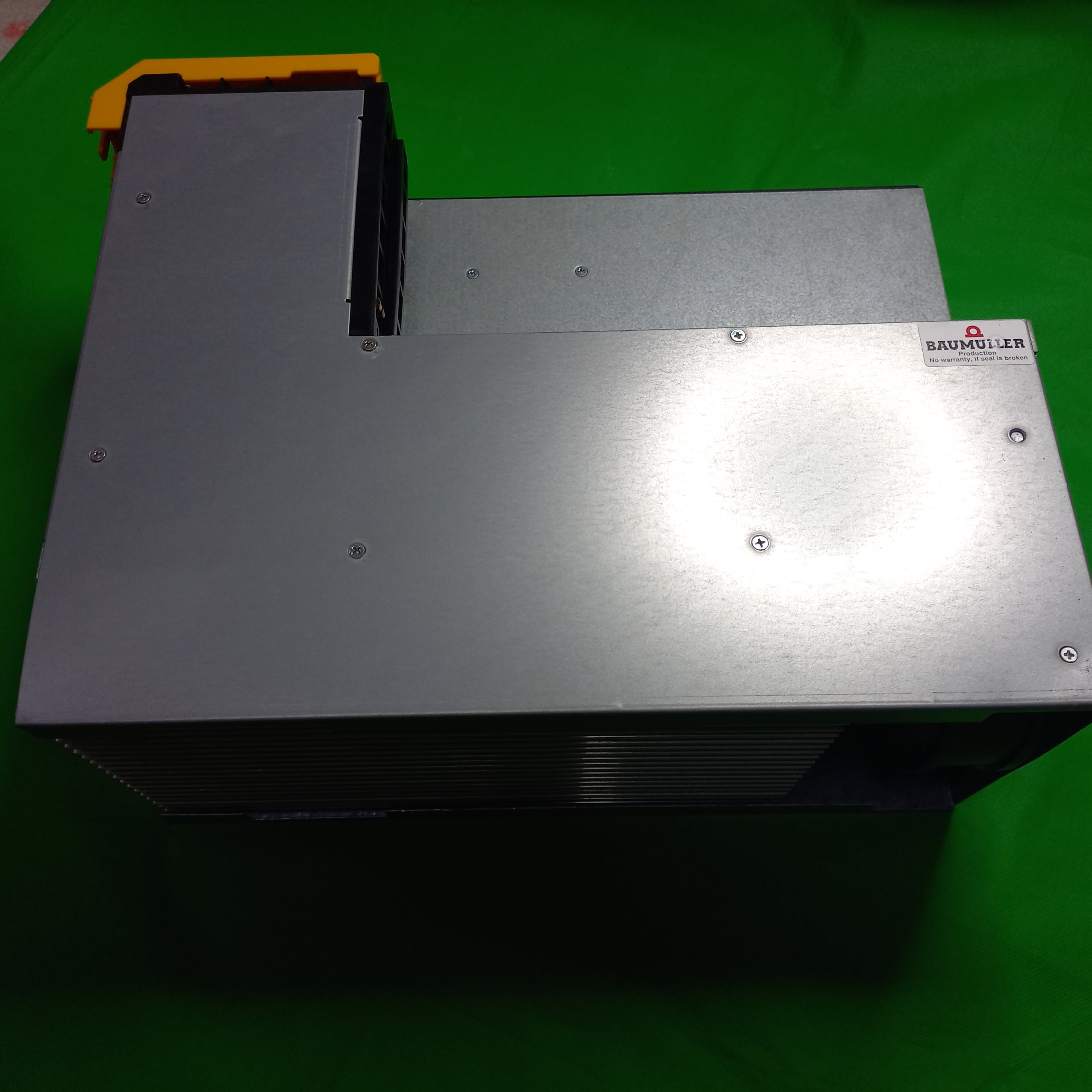 Right side veiw with security sticker on module Side panel view of  BUS624-38/55-54-0-202 | BUS624-38/55
Leistungsmodul 