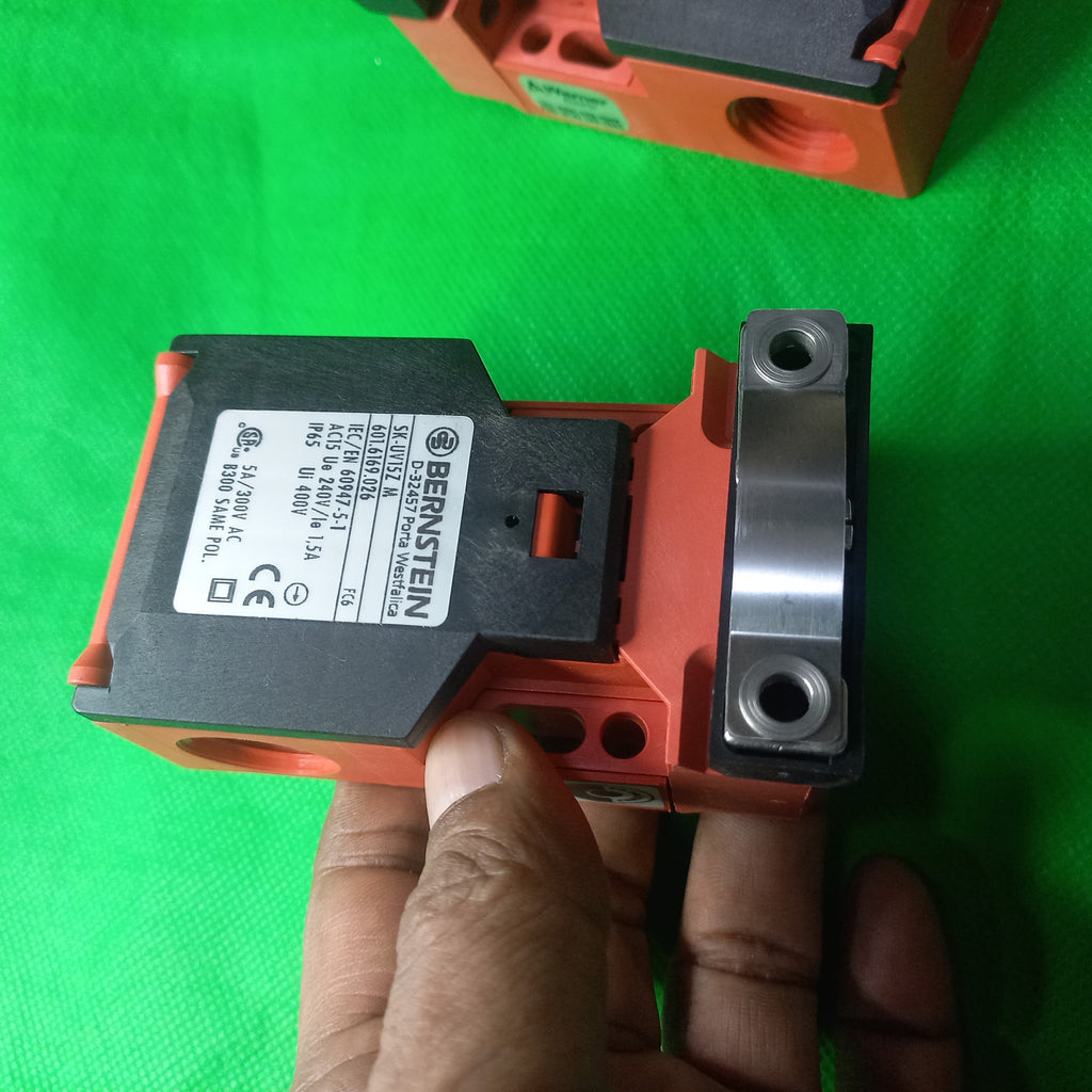 Bernstein_WarnerElectric-601-6169-026_SK-UV15ZMSAFETYSWITCH_601.6169.026_2 Front face with sticker specificaitons and wiring 