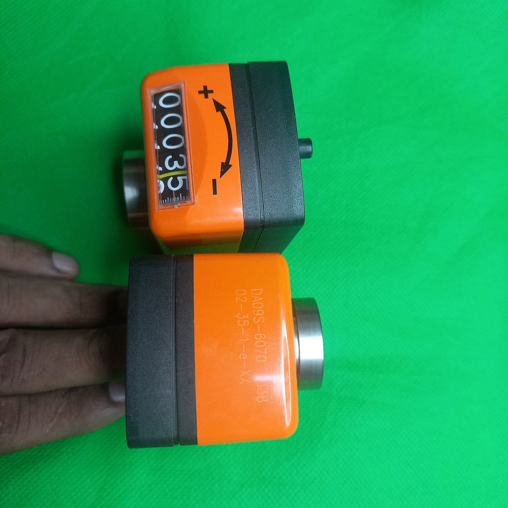 Front with display and rear with part number in one frame : DA09S-02-35-1-e-20_MountPos=2, Incr/rev=35mm, in Counter Clockwise Direction, Decimal point =1, 20mmHole