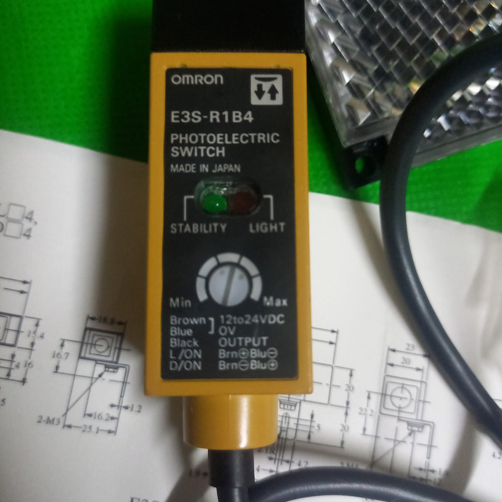 Front view with LED and tech details E3S-R1B4