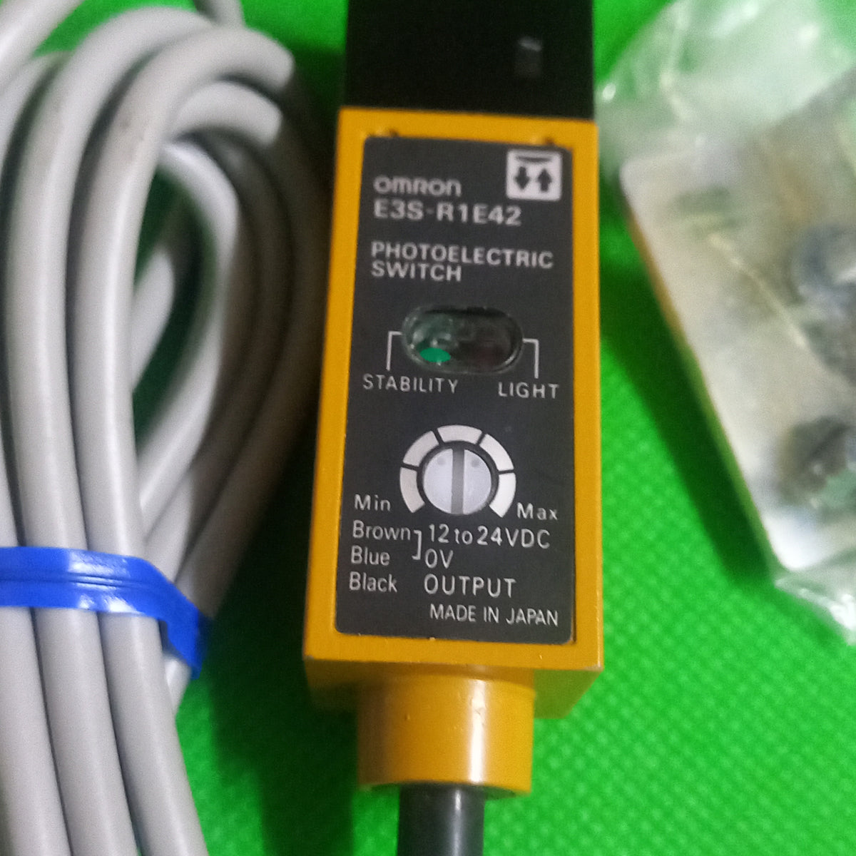 E3S-R1E42 Specification on the front  cable and mounting brackets