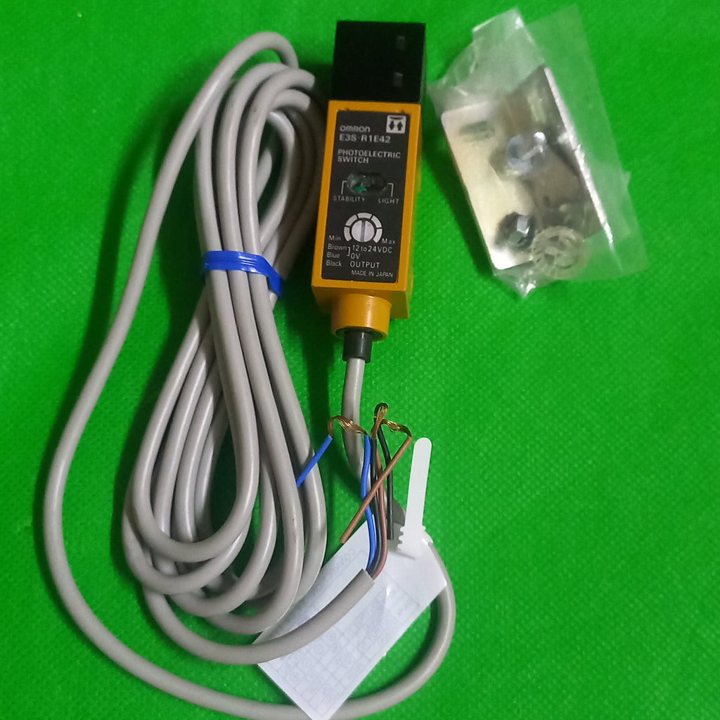 E3S-R1E42 complete package with cable and mounting brackets