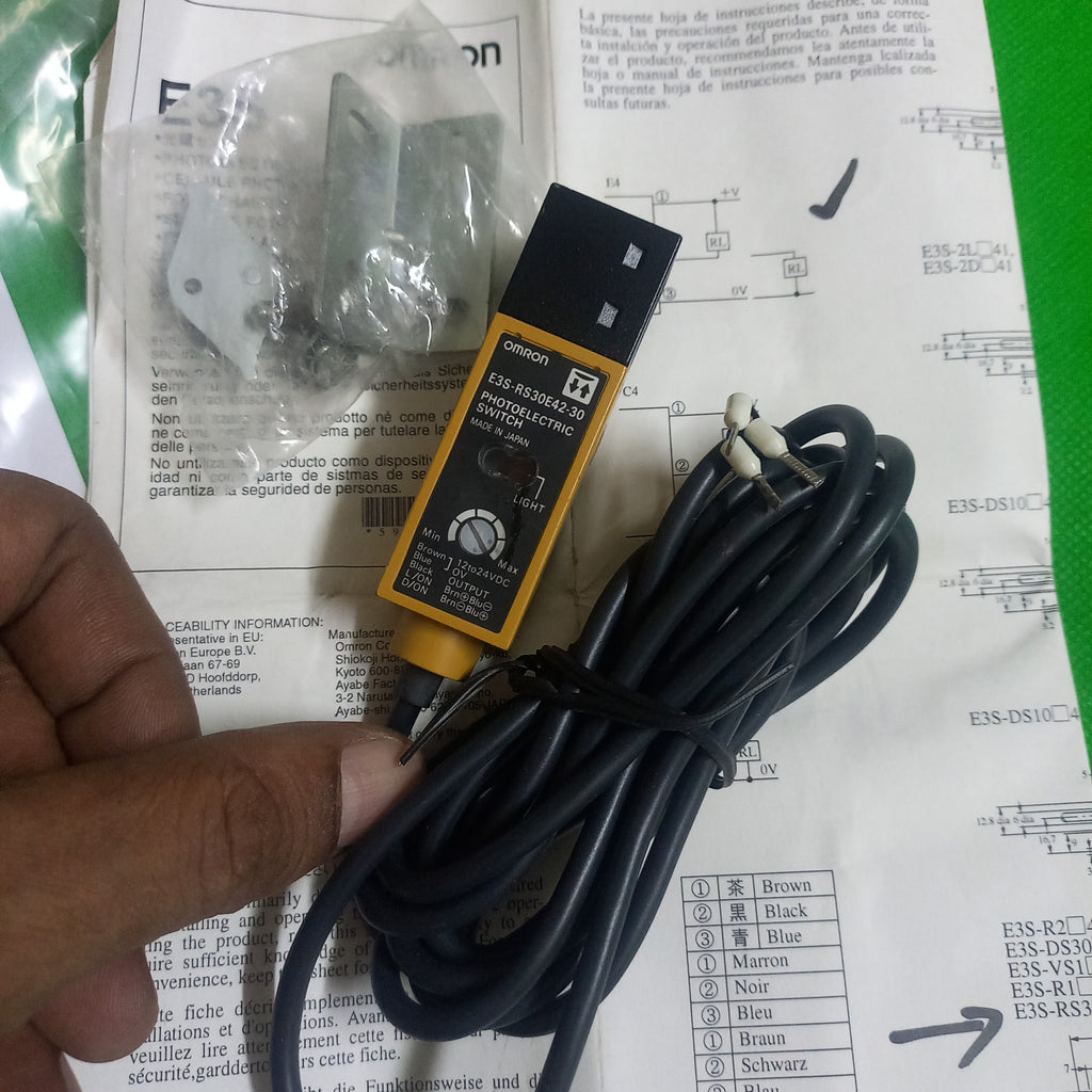 E3S-RS30E42-30 WIth cable and mounting accessory and specifiation sticker