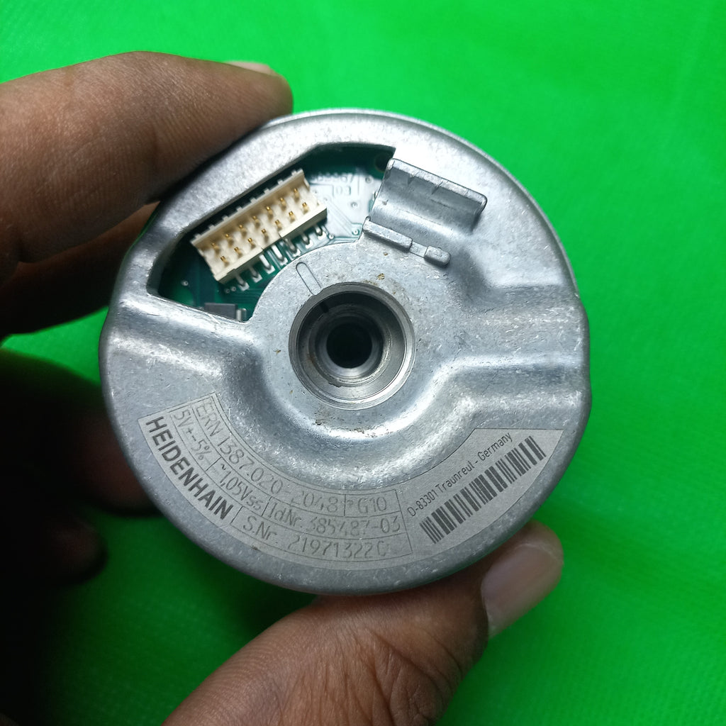 ERN 1387 2048 385487-03  1 VSS Rear side connector and mounting screw hole