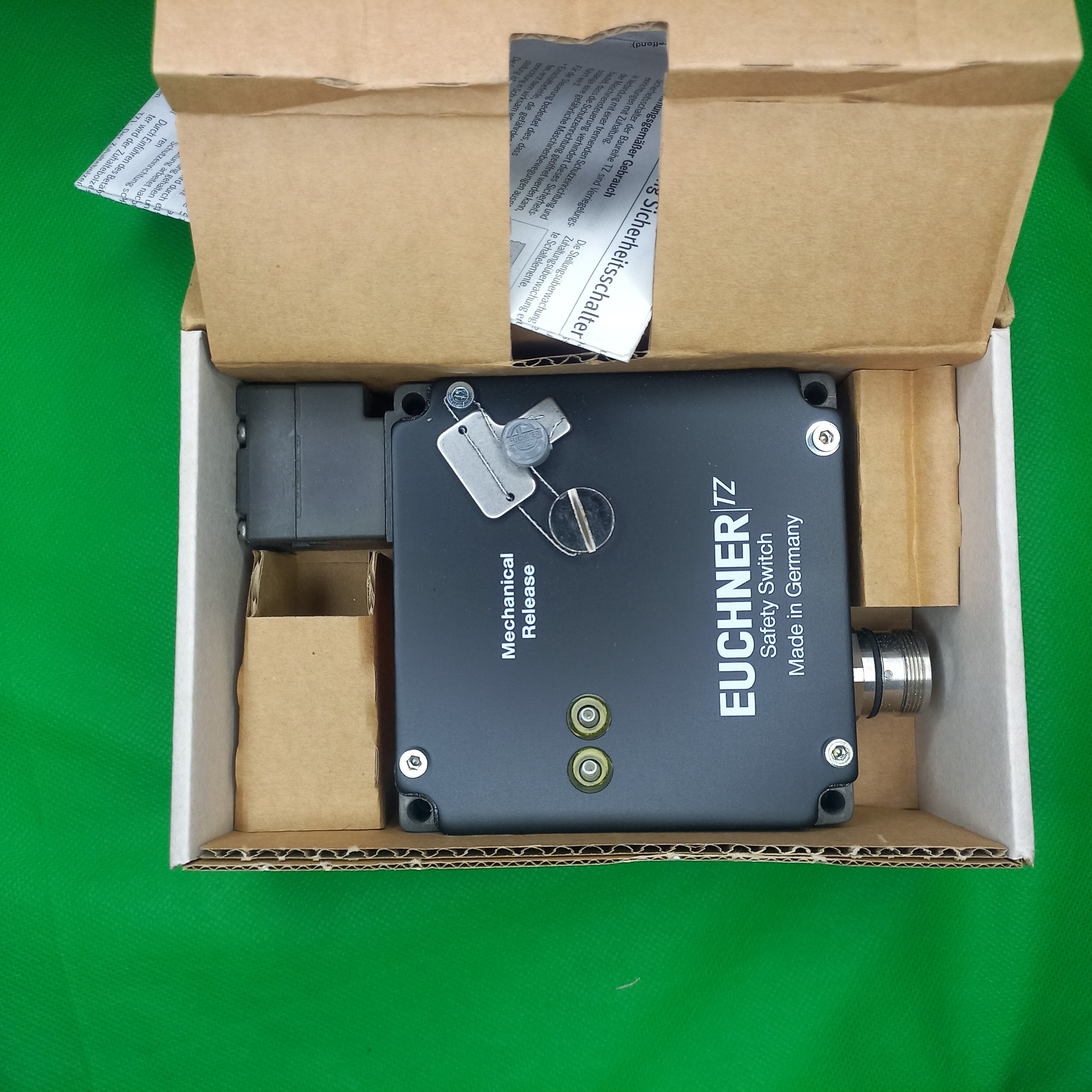 Boxed contents, Unoboxing view opened packet of Safety switch TZ, plug connector M23 (RC18), special wiring  TZ2RE024RC18VAB-C1826 (Order no. 085181)