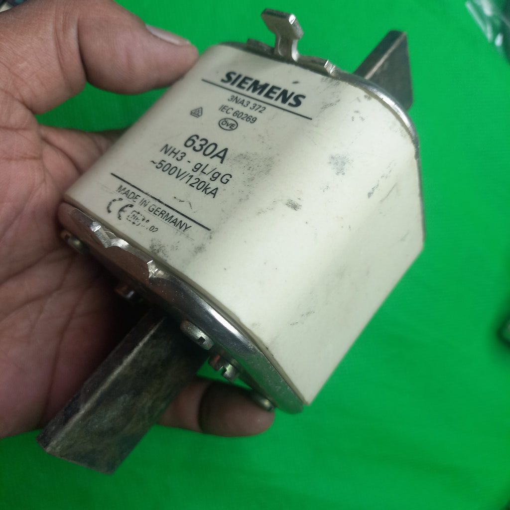 Fuse Part number 2NA3372 brand Siemens series 3NA 630 Amps