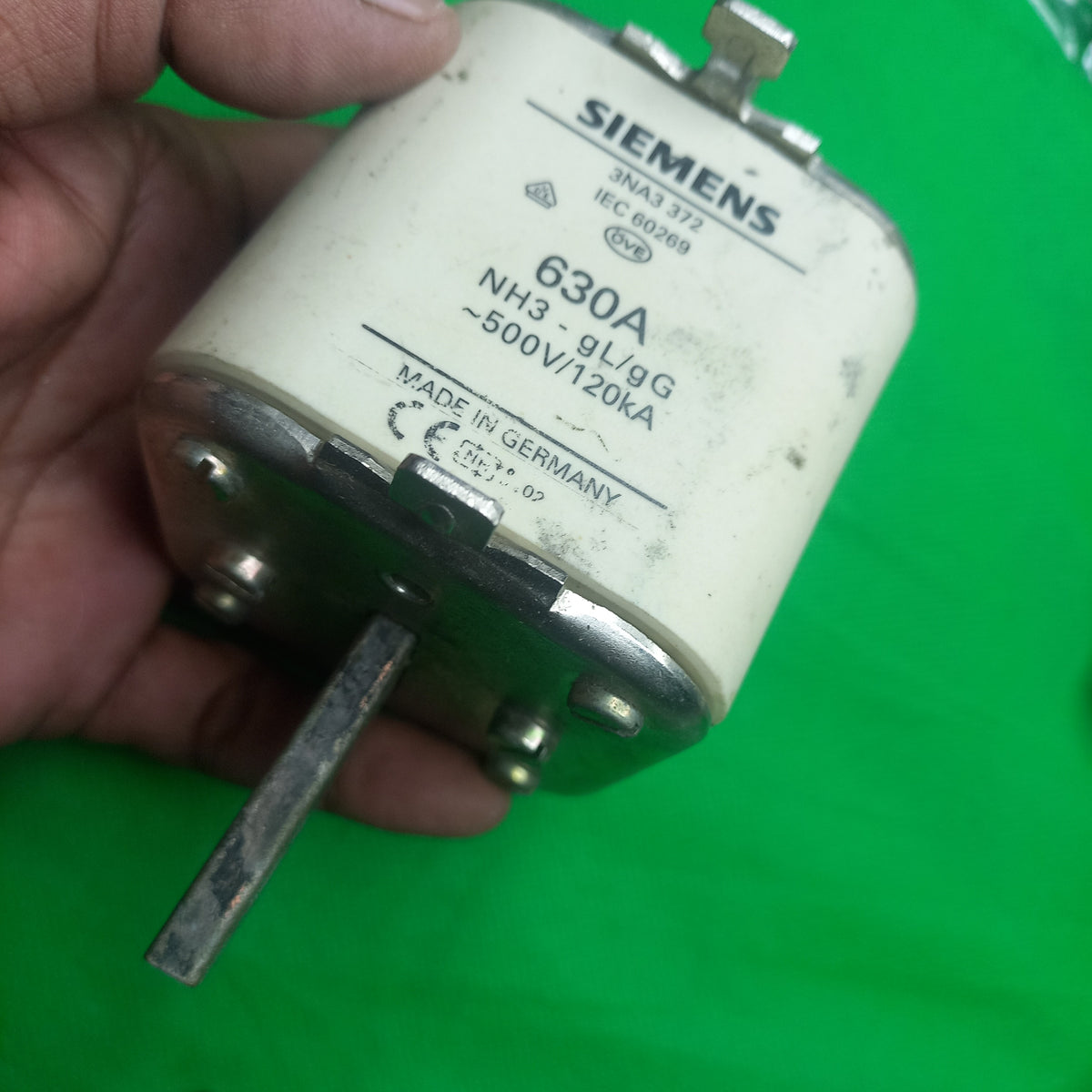 Fuse Part number 2NA3372 brand Siemens series 3NA 630 Amps