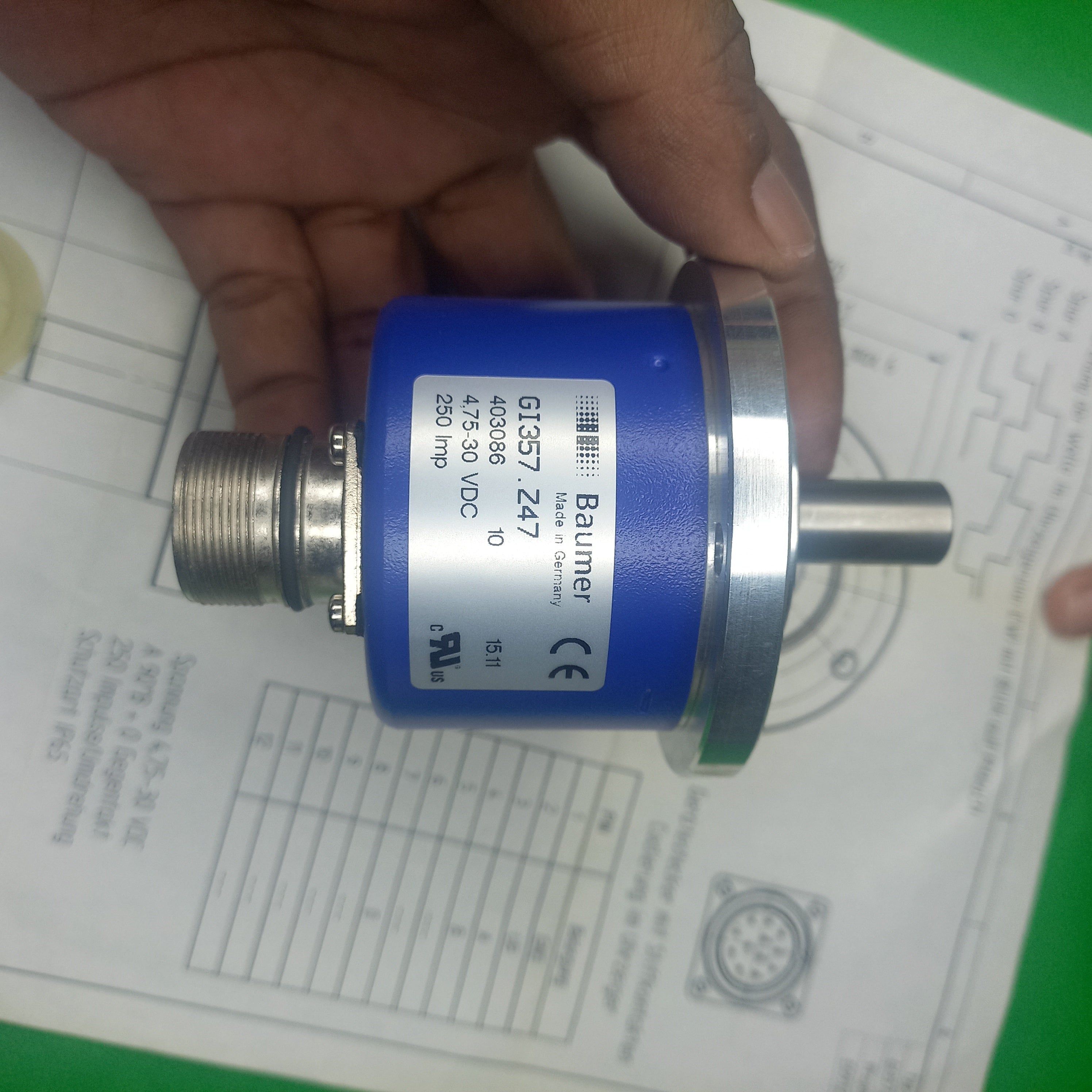 GI 357 | Incremental encoder | Baumer GI357.Z47. 403086 FRONT VEIW Shaft visibile | Shaft and End connector view
