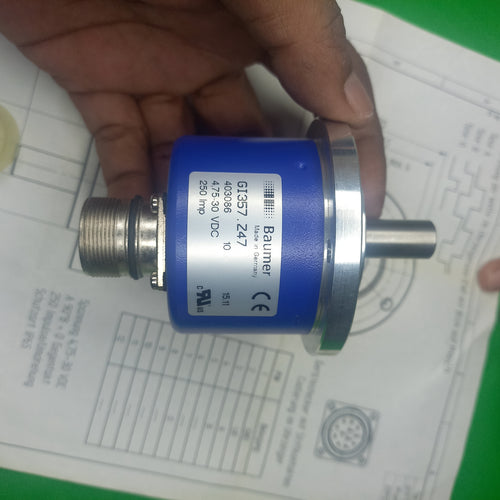 GI 357 | Incremental encoder | Baumer GI357.Z47. 403086 FRONT VEIW Shaft visibile | Shaft and End connector view
