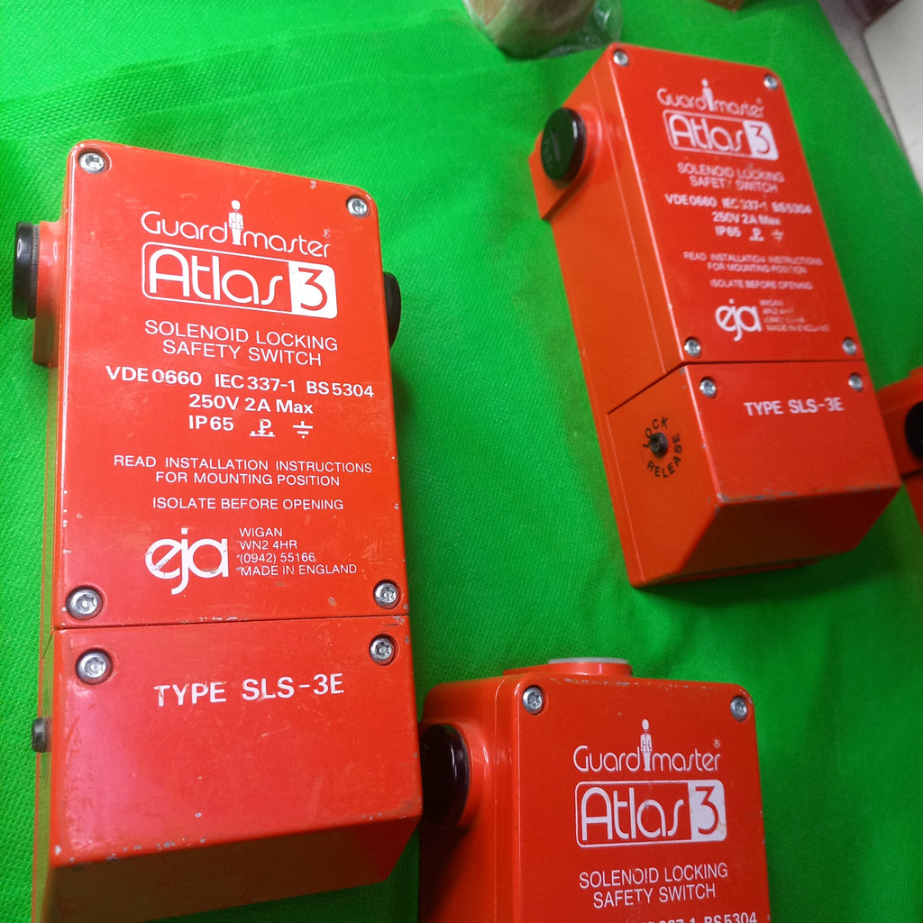 Frong face of Guardmaster Atlas 3 Solenoid Locking Safety Switch Type: SLS-3E | Model: SLS 3E
Input Voltage: 24V DC