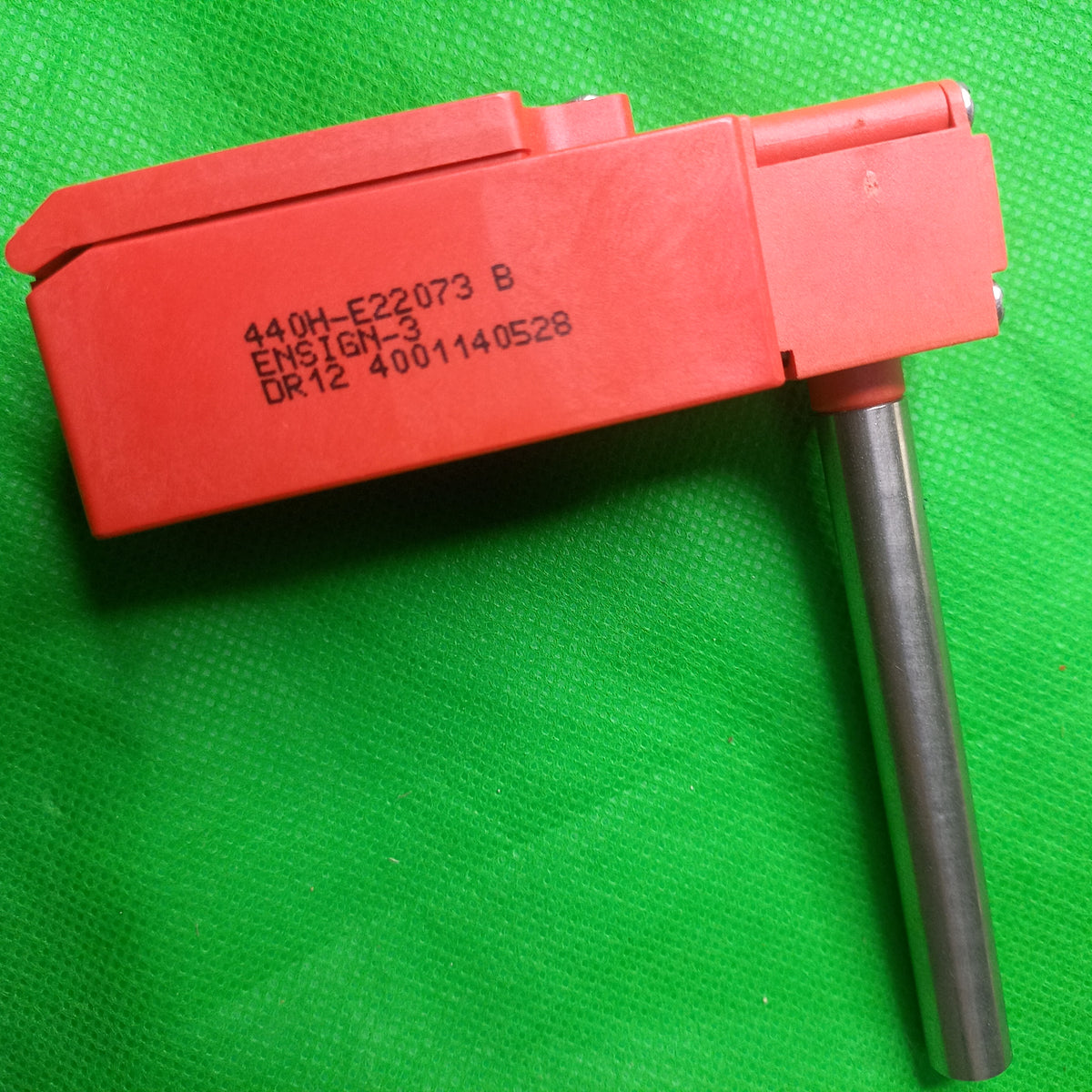 Printed specification on right side of Guardmaster Ensign3, 440H Hinge Interlock Switches, 440H-E22073