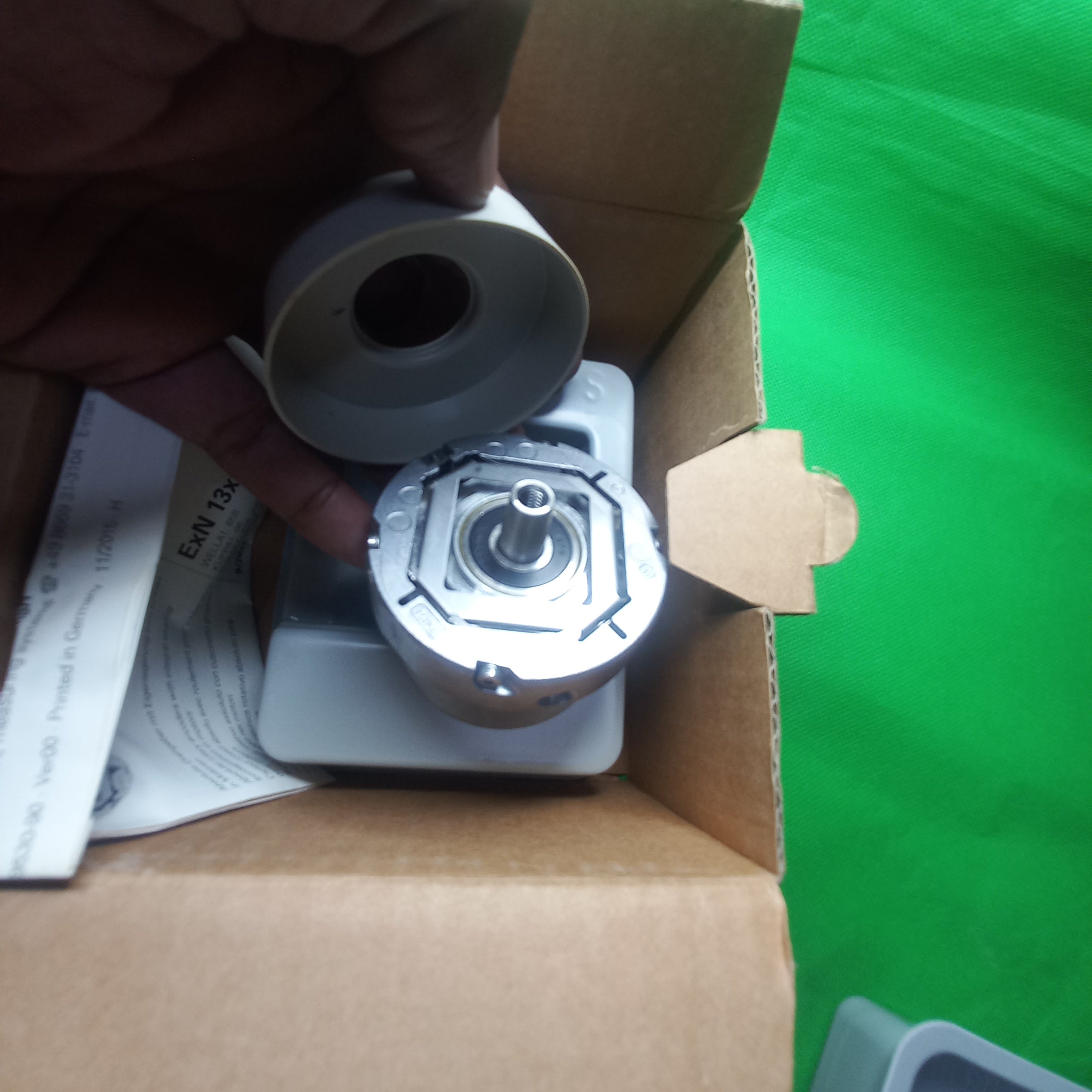 Encoder 768295-03
ECN 1313 2048 62S12-78 K 0.00 .. 65B06 40 01 in a Box shows taper shaft