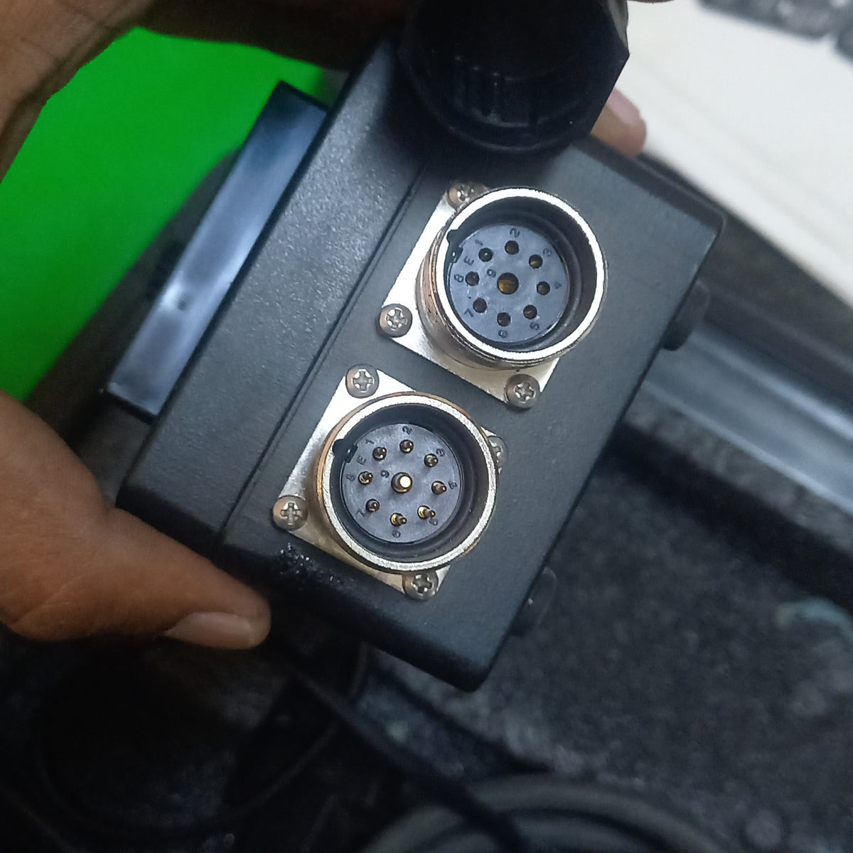  ~ 1vss, 11μASS side input output connectors on PWM7 Diagnostic Tester 249 678 01  for Checking Diagnostics Alignment of signals of Rotary Linear encoders of !vss, 11μass, TTL type