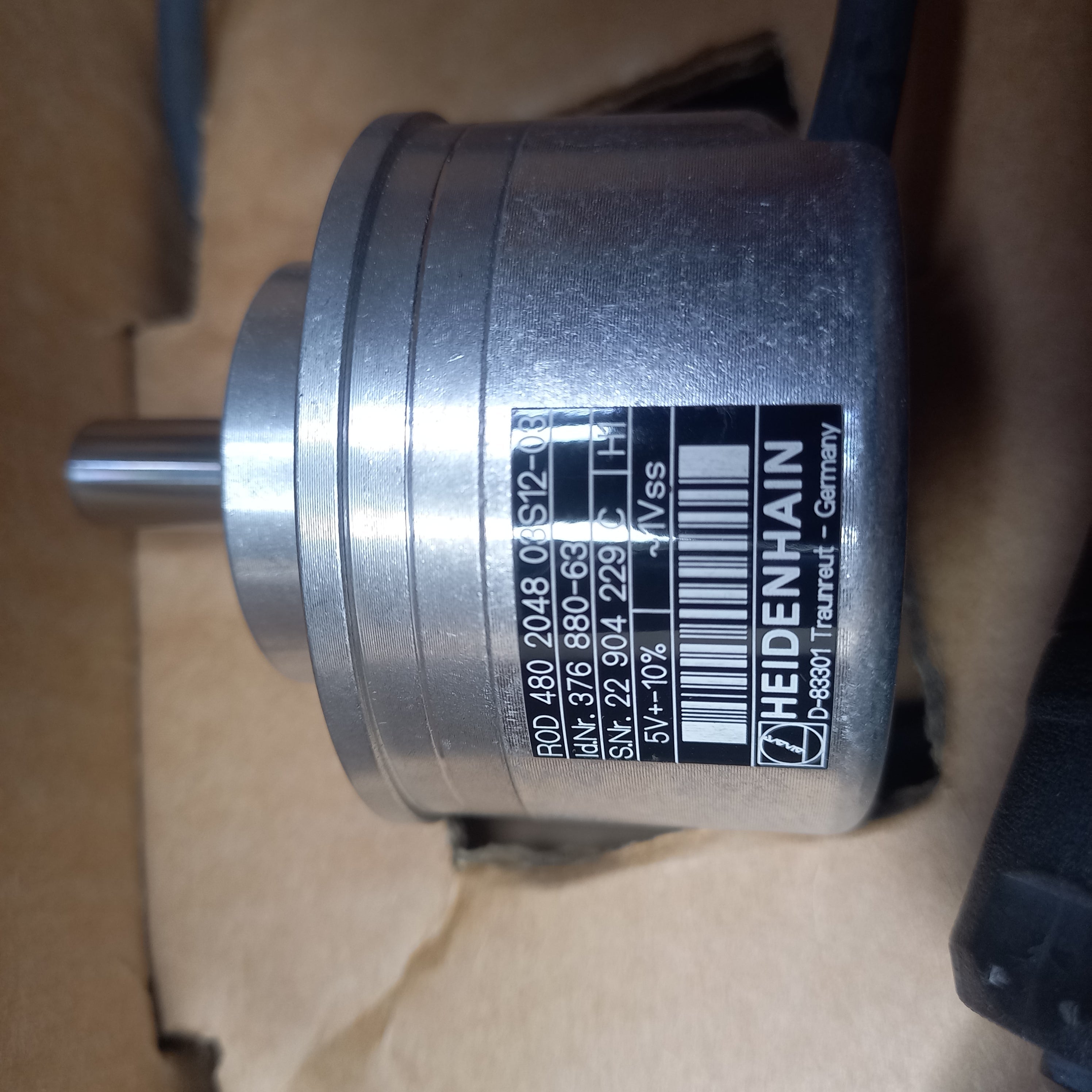 Full view of shaft, flange and specification stocker shwoing Identity nr. ID Heidenhain ROD 480 2048 03S12-03, ID 376 880-63 5V~1Vss