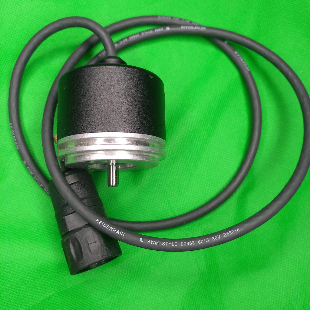 Completle view of Heidenhain TTL encoder ROD 426 512 02S12-03 ID 295 434-63, 5V+-10% | TTL 
shows cable connector and Rear exit of cable with Shaft and clamping flange 
