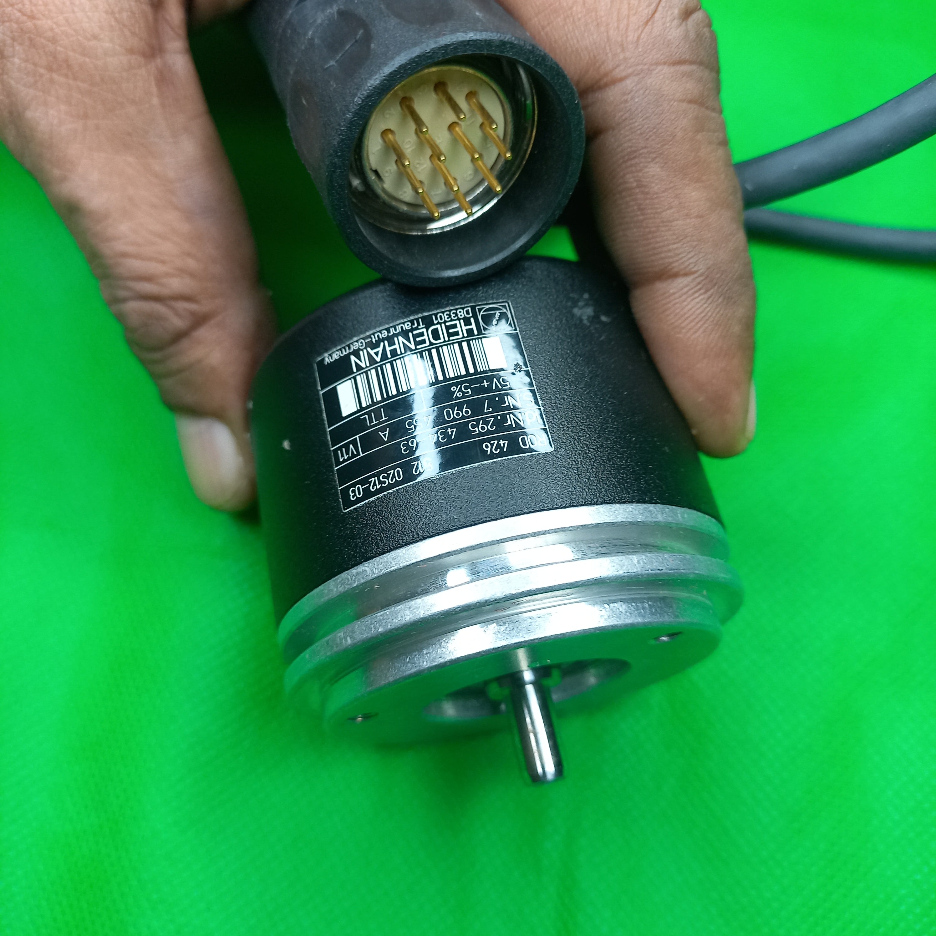 Specification sticker and clamping flange / shaft and connector male pins on M23 connector visible here Heidenhain TTL, ROD42651202S12-03 ID 295434-63, 5V+-10% | TTL 
