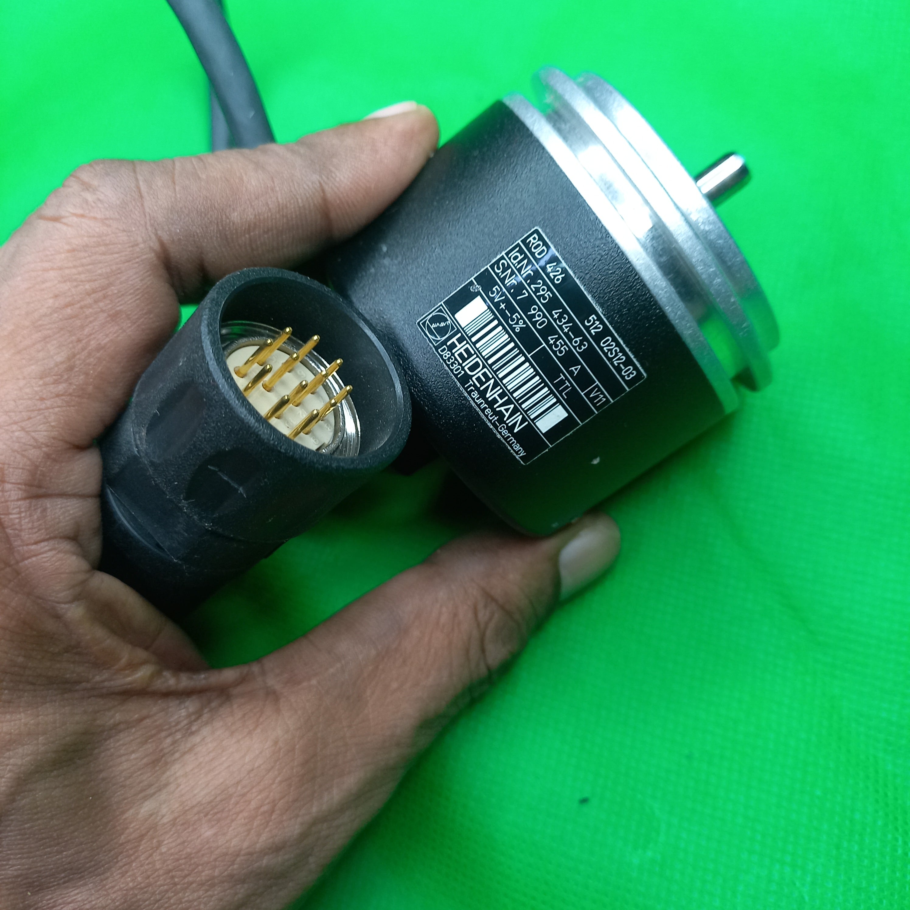 Technical details showing on sticker and side view shows Synchro flange. of Heidenhain TTL, ROD426 512 02S12-03 ID 295 434-63, 5V+-10% | TTL 
