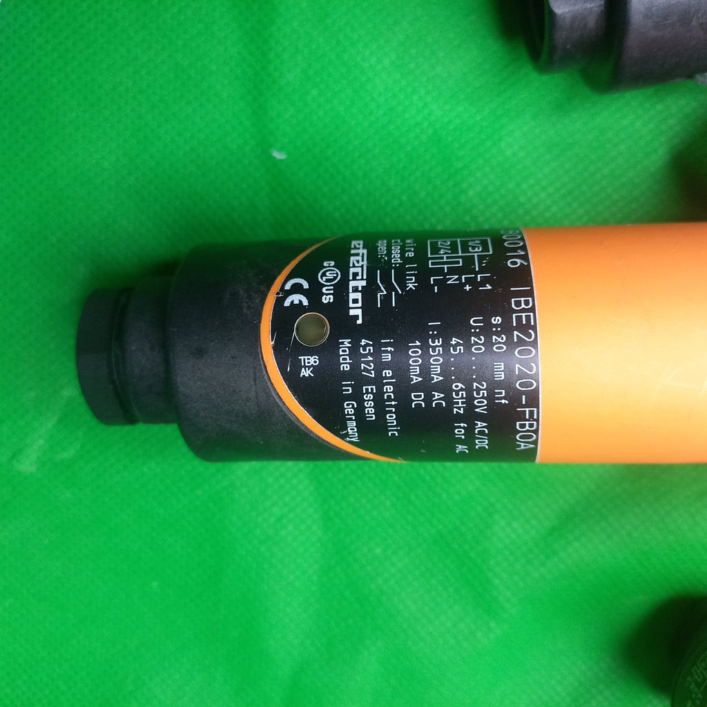 straight mounting version of The inductive sensor 1B0016 - 1BE2020-FBOA from ifm operates as dual voltage design with 20-250 V AC/DC.