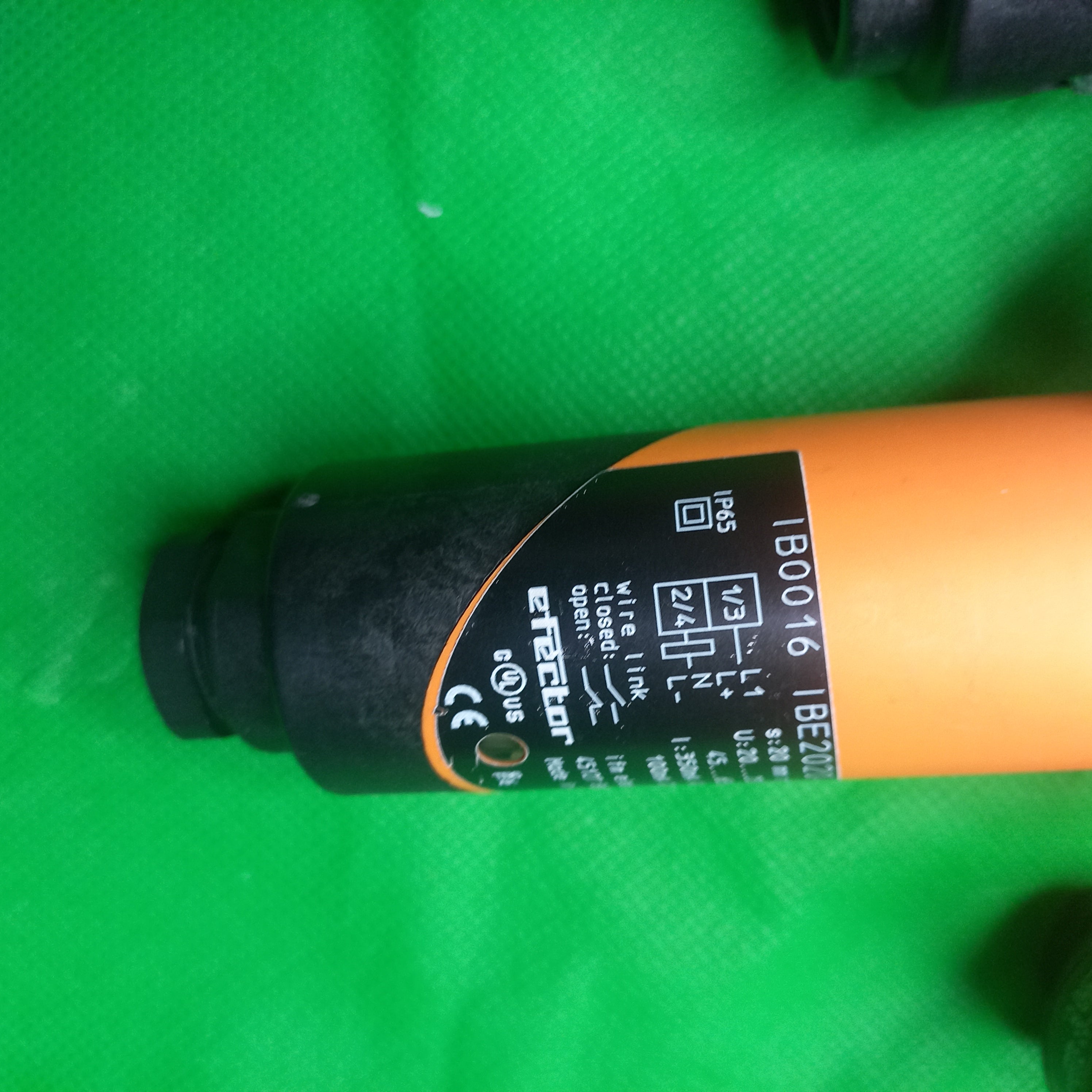 specification sticker and terminal chamber of The inductive sensor 1B0016 - 1BE2020-FBOA 