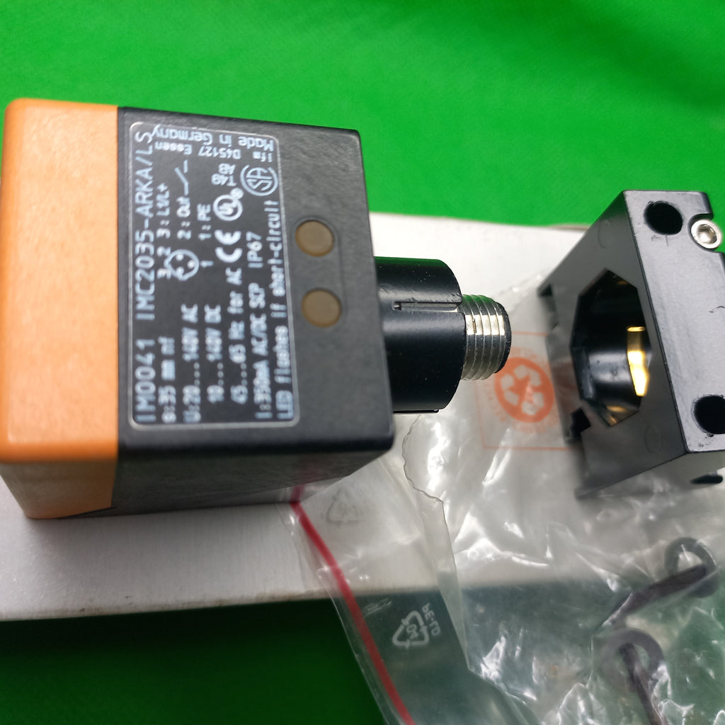 Mounting bracket supplied along with the sensor IM0041 IMC2035-ARKA/LS
s=35mm/ NonFlush, NO, Increased sensing range ; IM0041 IMC2035-ARKA/LSWith combined AC/DC output and two-wire technology