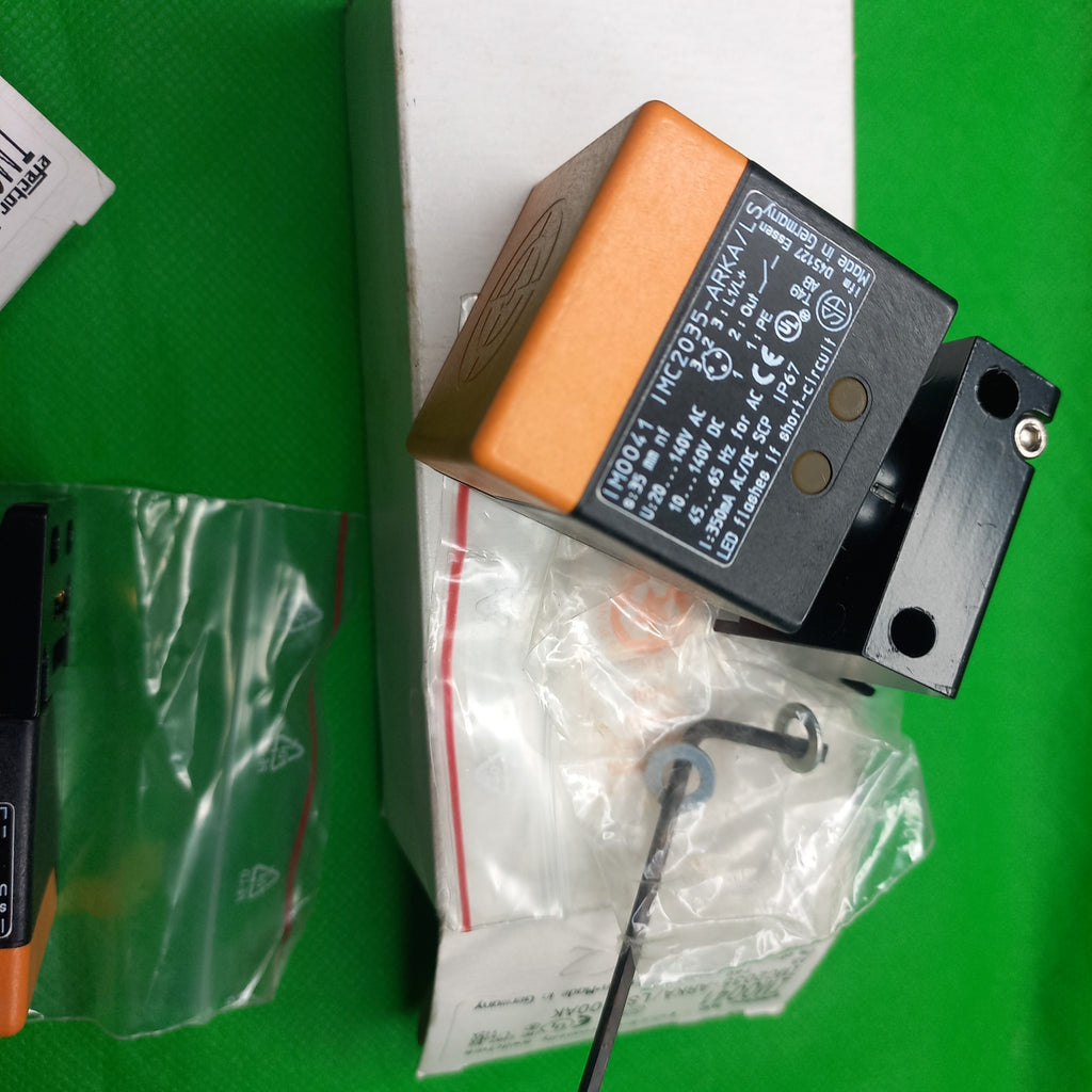 contents of the box IM0041 IMC2035-ARKA/LS
s=35mm/ NonFlush, NO, Increased sensing range ; IM0041 IMC2035-ARKA/LSWith combined AC/DC output and two-wire technology