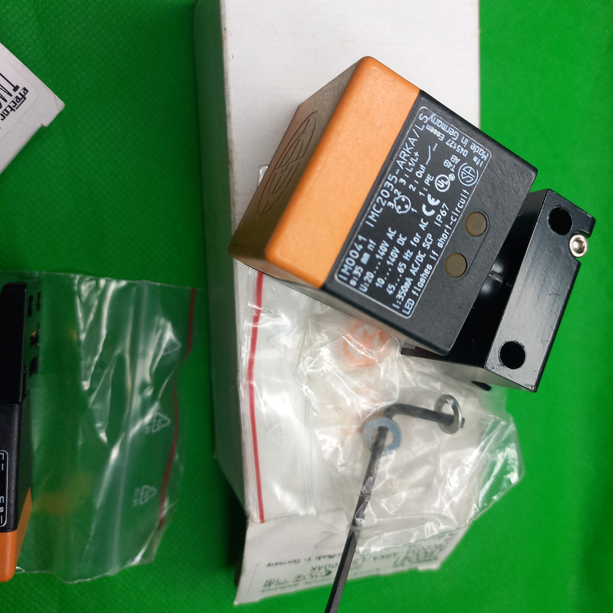 contents of the box IM0041 IMC2035-ARKA/LS
s=35mm/ NonFlush, NO, Increased sensing range ; IM0041 IMC2035-ARKA/LSWith combined AC/DC output and two-wire technology