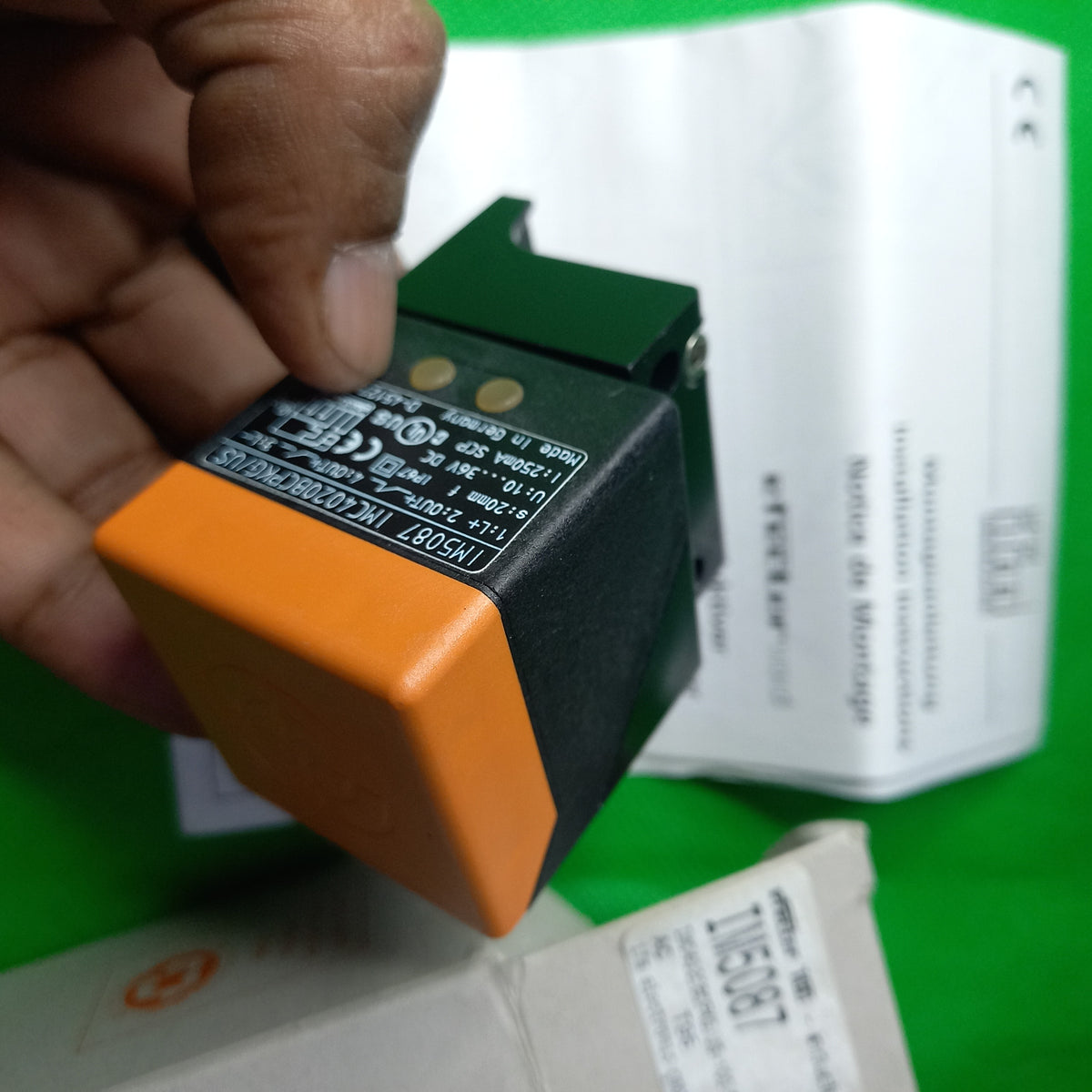 Specification sticker showing part numbers Inductive sensor | IM5087 | IMC4020BCPKG/US-100-DPA , PNP, complementary,Sensing range: 20mm, rectangular Housing 40x40x66mm, flush mountable
