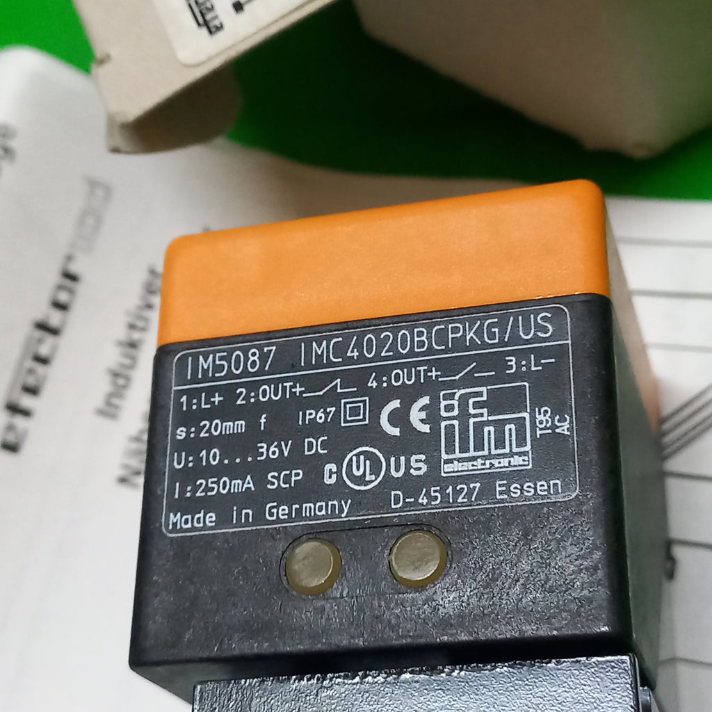 TOP specification sticker with LEDs Inductive sensor | IM5087 | IMC4020BCPKG/US-100-DPA , PNP, complementary,Sensing range: 20mm, rectangular Housing 40x40x66mm, flush mountable
