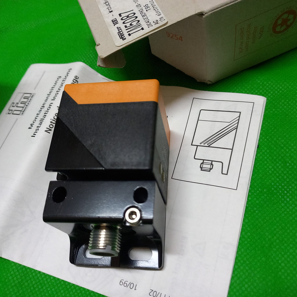 mounting bracket and connector Inductive sensor | IM5087 | IMC4020BCPKG/US-100-DPA , PNP, complementary,Sensing range: 20mm, rectangular Housing 40x40x66mm, flush mountable
