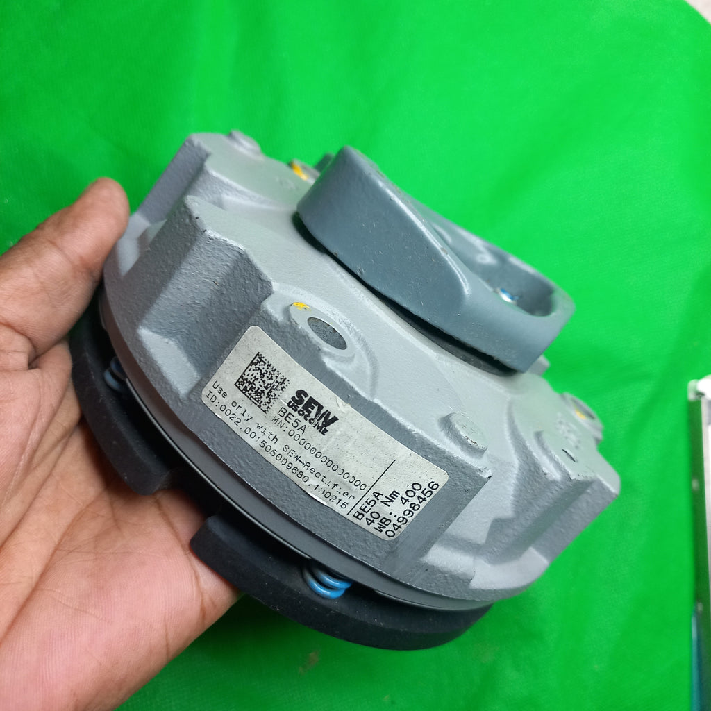 Top asembly of • Model Number: BE5A (Part Number: 04998456)
• Braking Torque: 40 Nm
• Operating Voltage: 400 VAC (Winding Calculation: 400)
• Maximum Speed: 3000 RPM