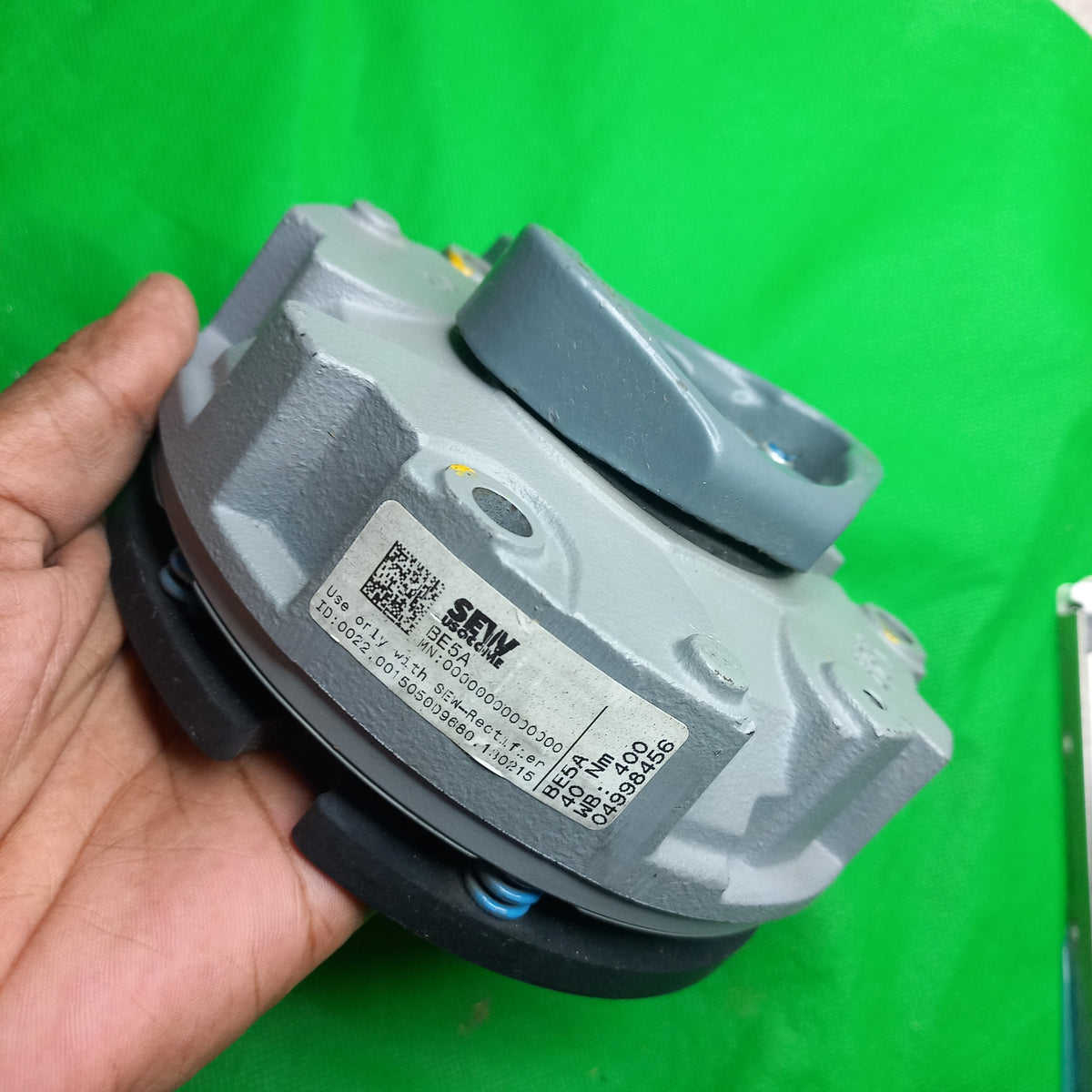 Top asembly of • Model Number: BE5A (Part Number: 04998456)
• Braking Torque: 40 Nm
• Operating Voltage: 400 VAC (Winding Calculation: 400)
• Maximum Speed: 3000 RPM