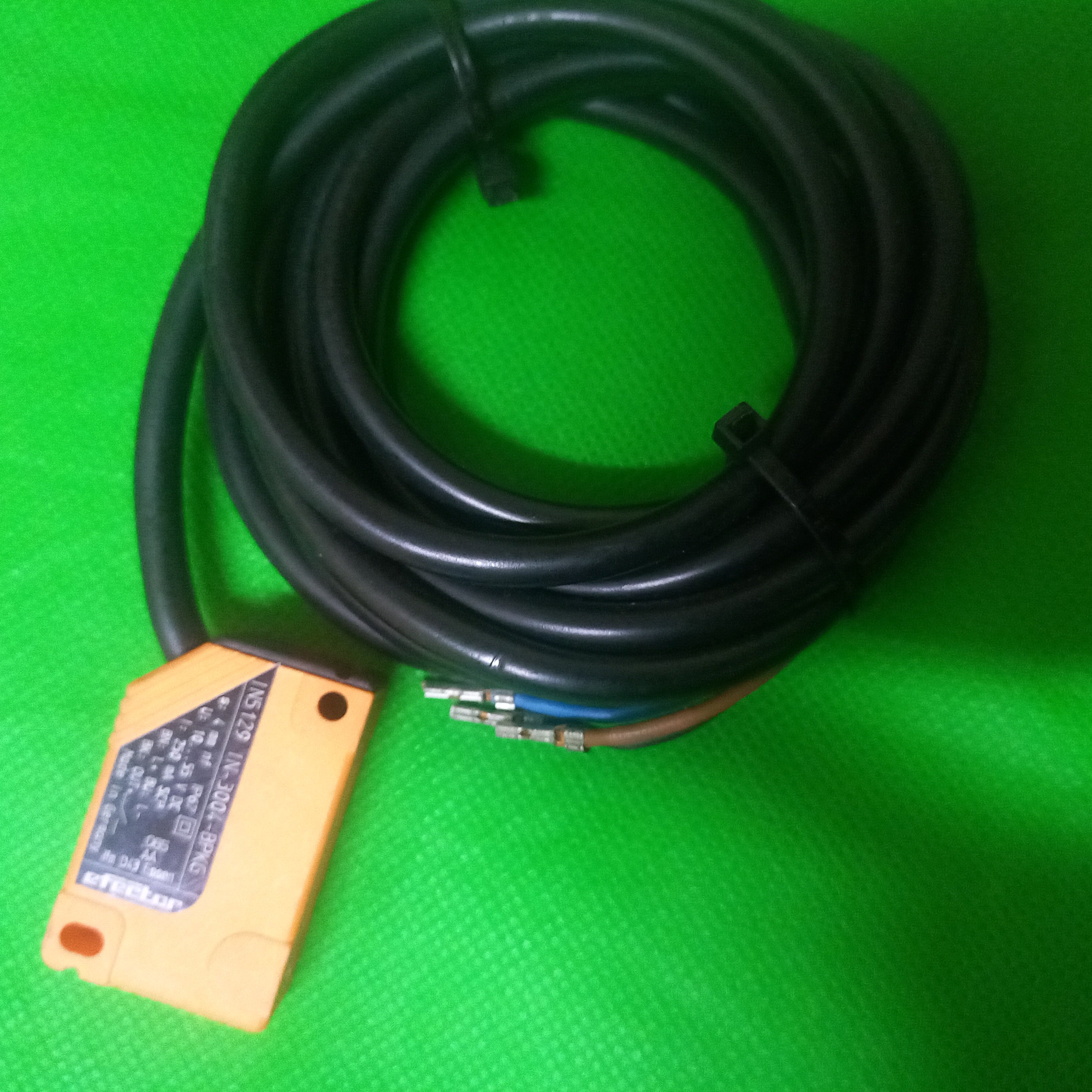 Open wire ends of rectangular sensor IN 5129, IN-3004-BPKG,Inductive Sensor,DC, PNP, NO, 4mmsense, NF