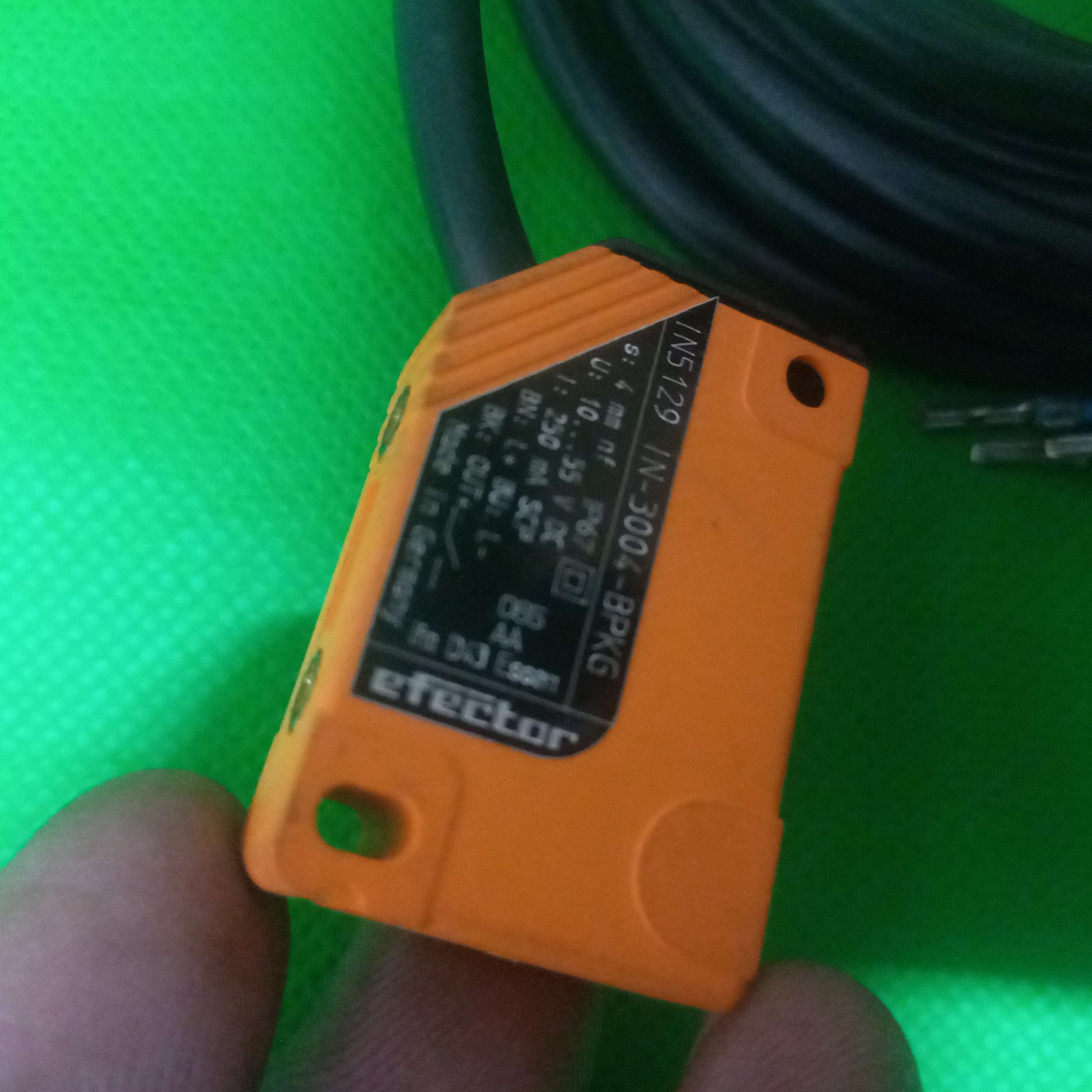 rectangular sensor IN 5129, IN-3004-BPKG,Inductive Sensor,DC, PNP, NO, 4mmsense, NF mounitng holes threads shoiwng and slots here
