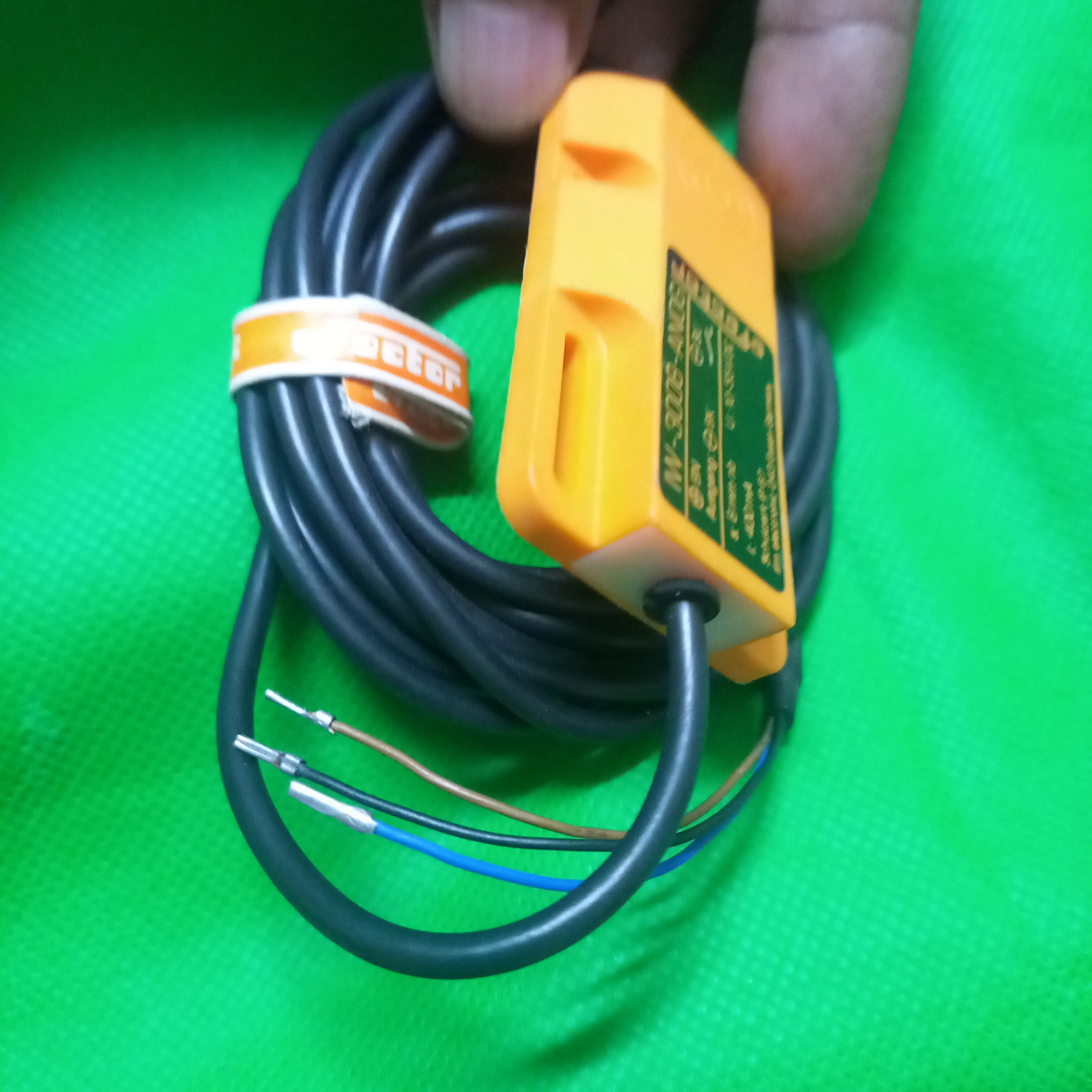 Side view and mounnting slot of  IFM sensor NPN NO 8mm IW5030
Inductive sensor
IW-3008-ANOG 