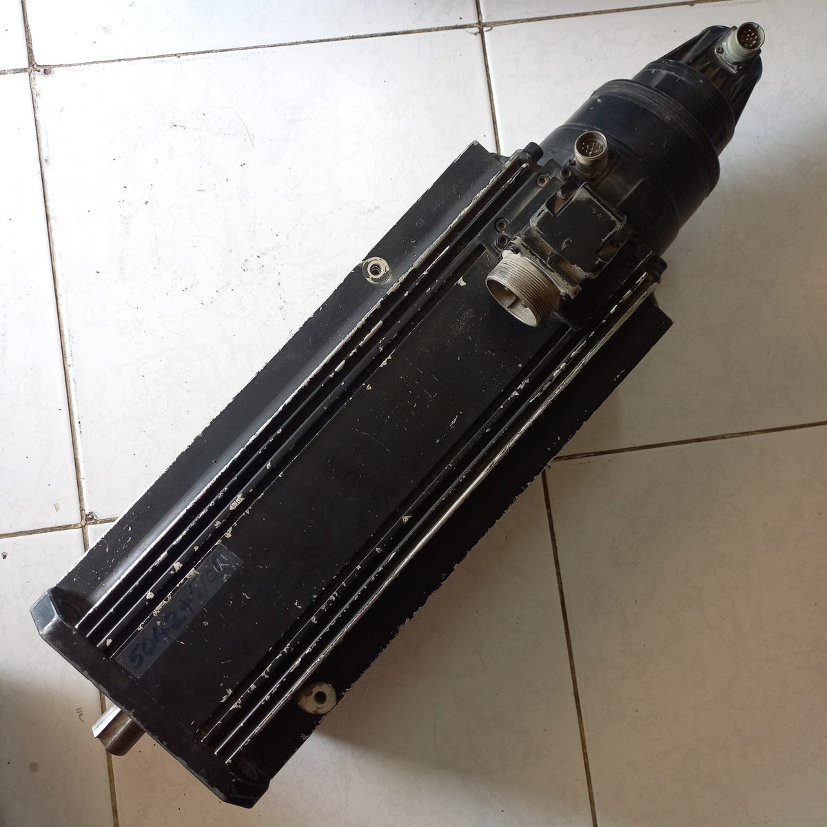 Indramat servo motor MNR_R911233,MAC112D-2-ED-4-C, MAC112D-0-ED-4-C
MAC112D-2-ED-4-C/130-A-0/D1520LV/S005 
MAC112D-0-ED-4-C/130-A-0/D1520LV/S005 