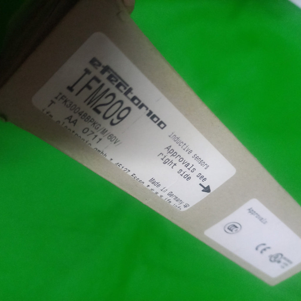 Specification sticker on the box of IFM209 | Increased sensing range Version|&nbsp; IFK3004BBPKG/M/60V PNP, NO, 4mm Sensing Range,flush mountable